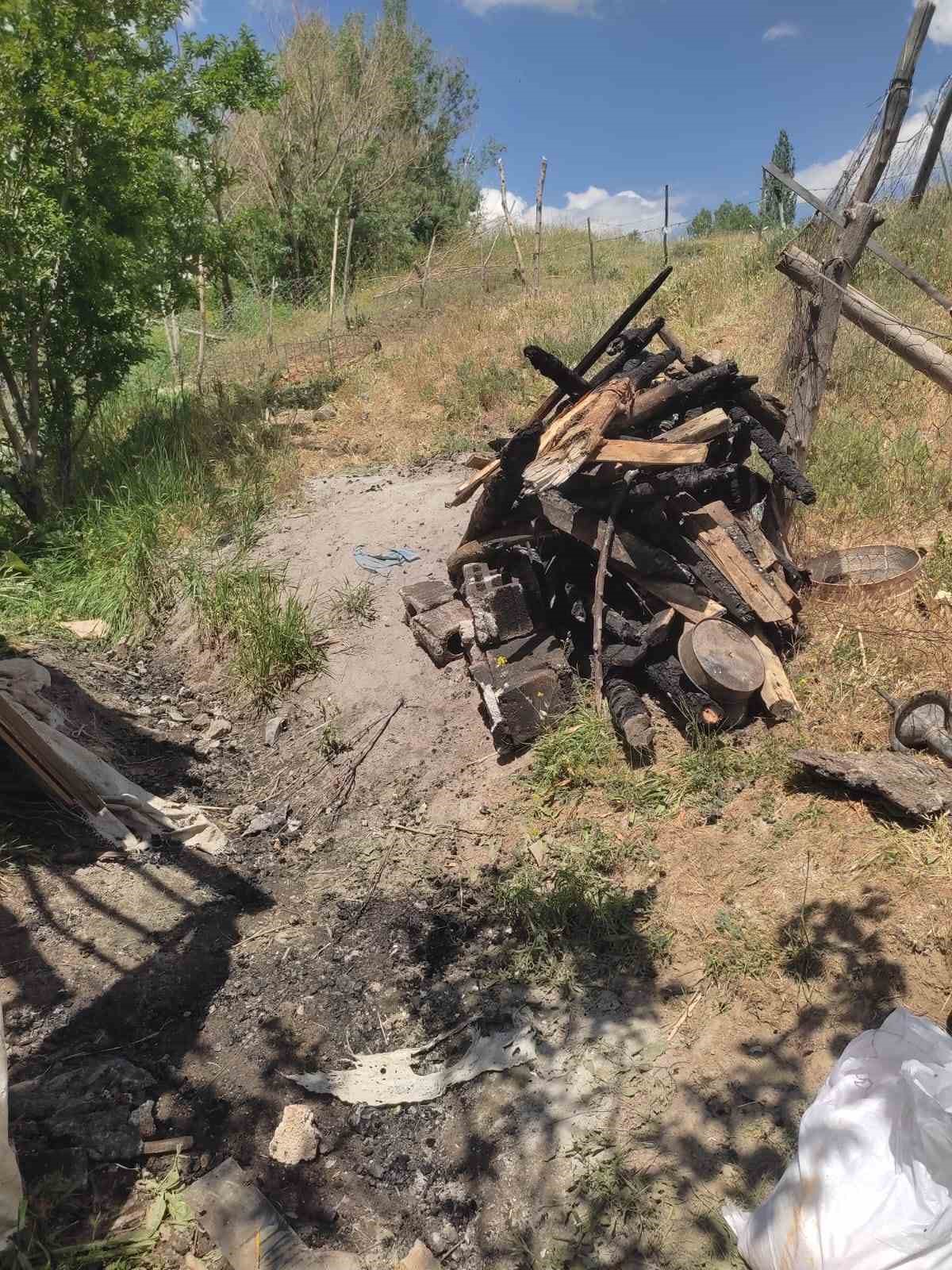 Yüksekova’da odunluk ve garaj yangını