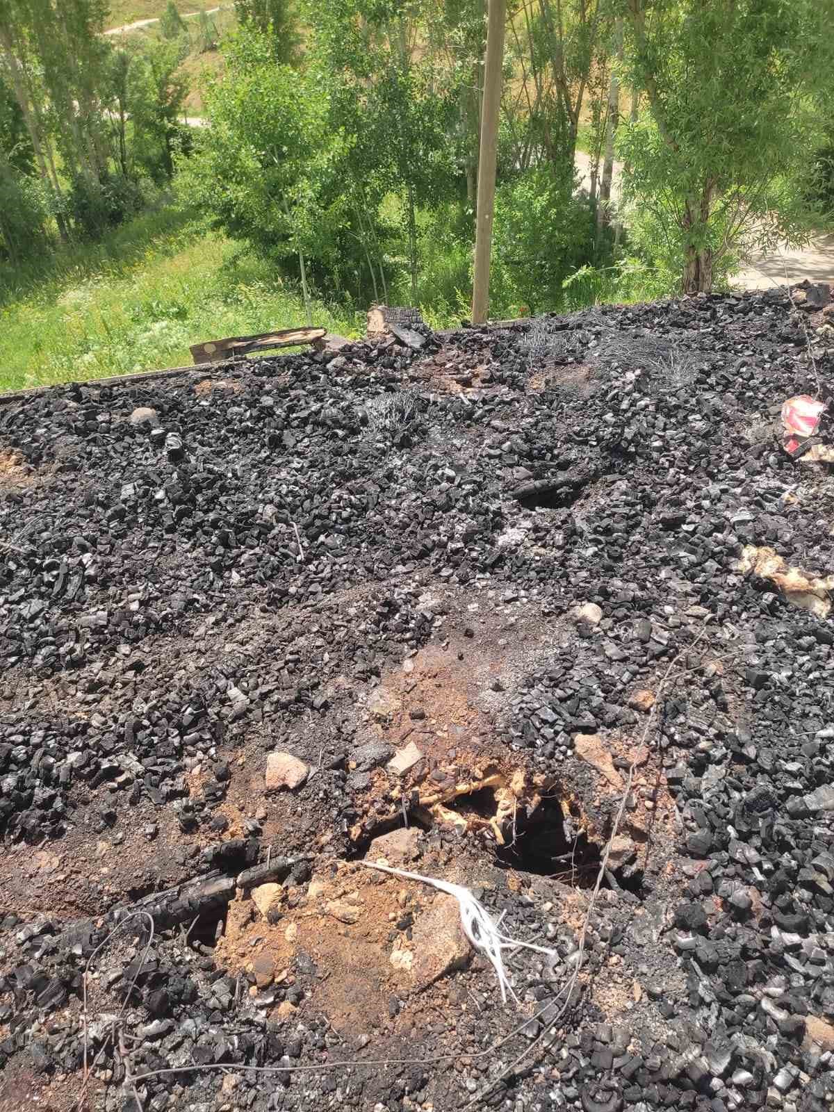 Yüksekova’da odunluk ve garaj yangını