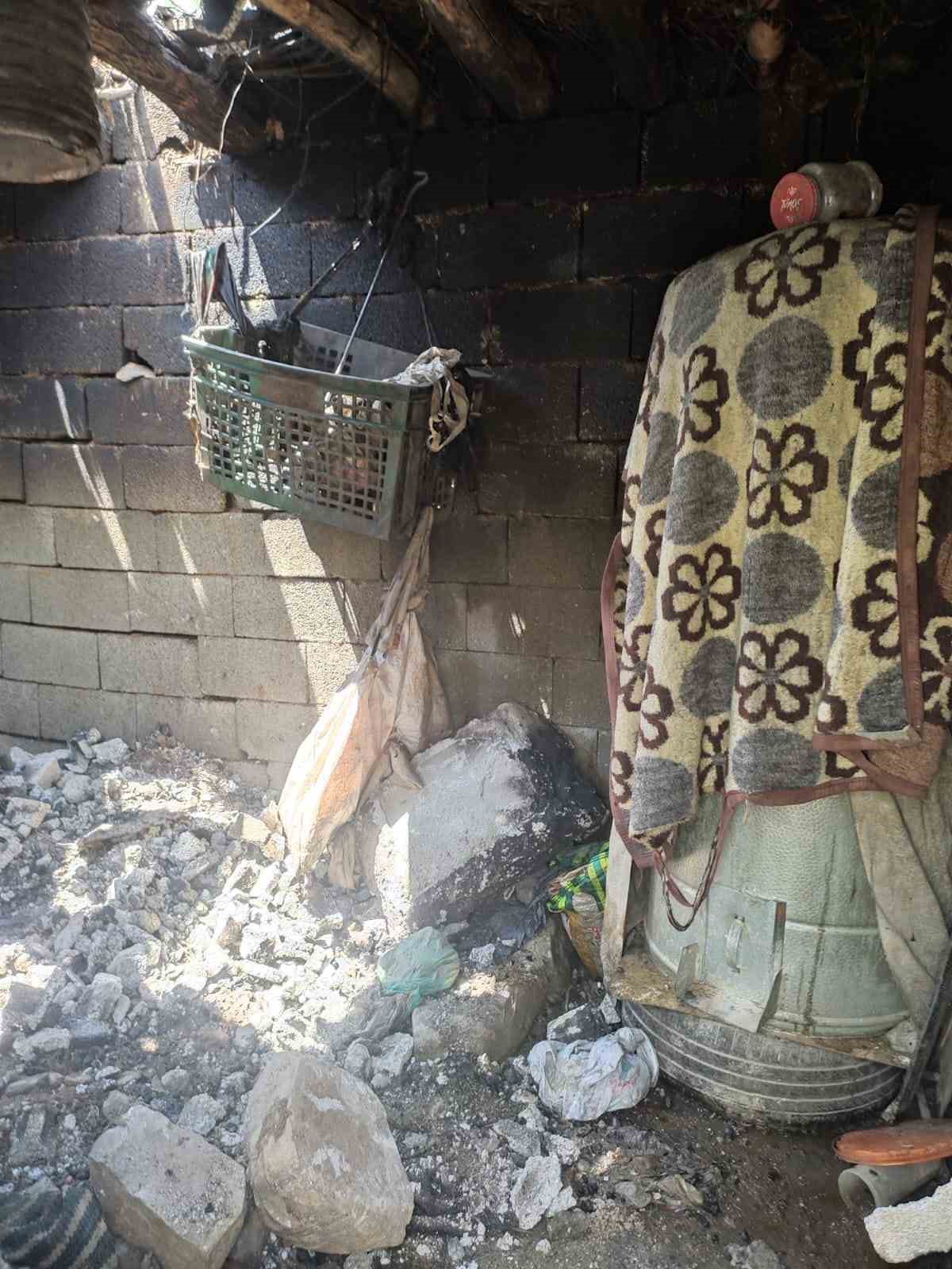 Yüksekova’da odunluk ve garaj yangını