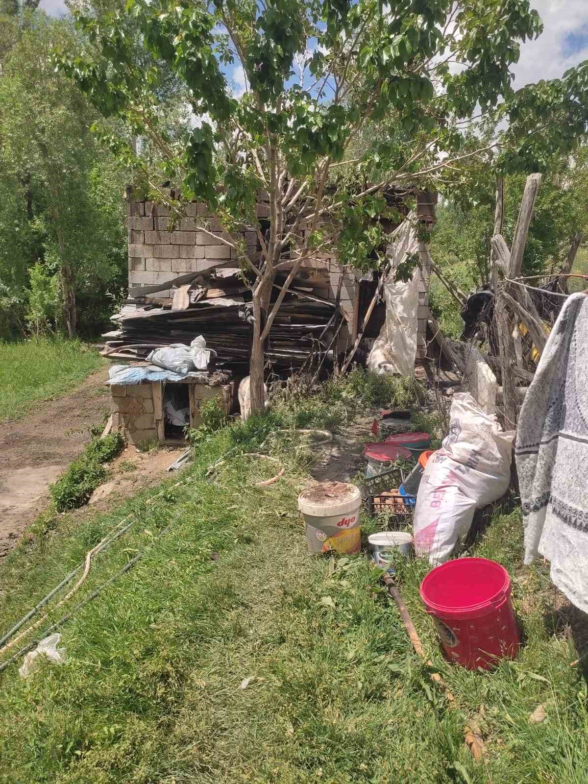 Yüksekova’da odunluk ve garaj yangını