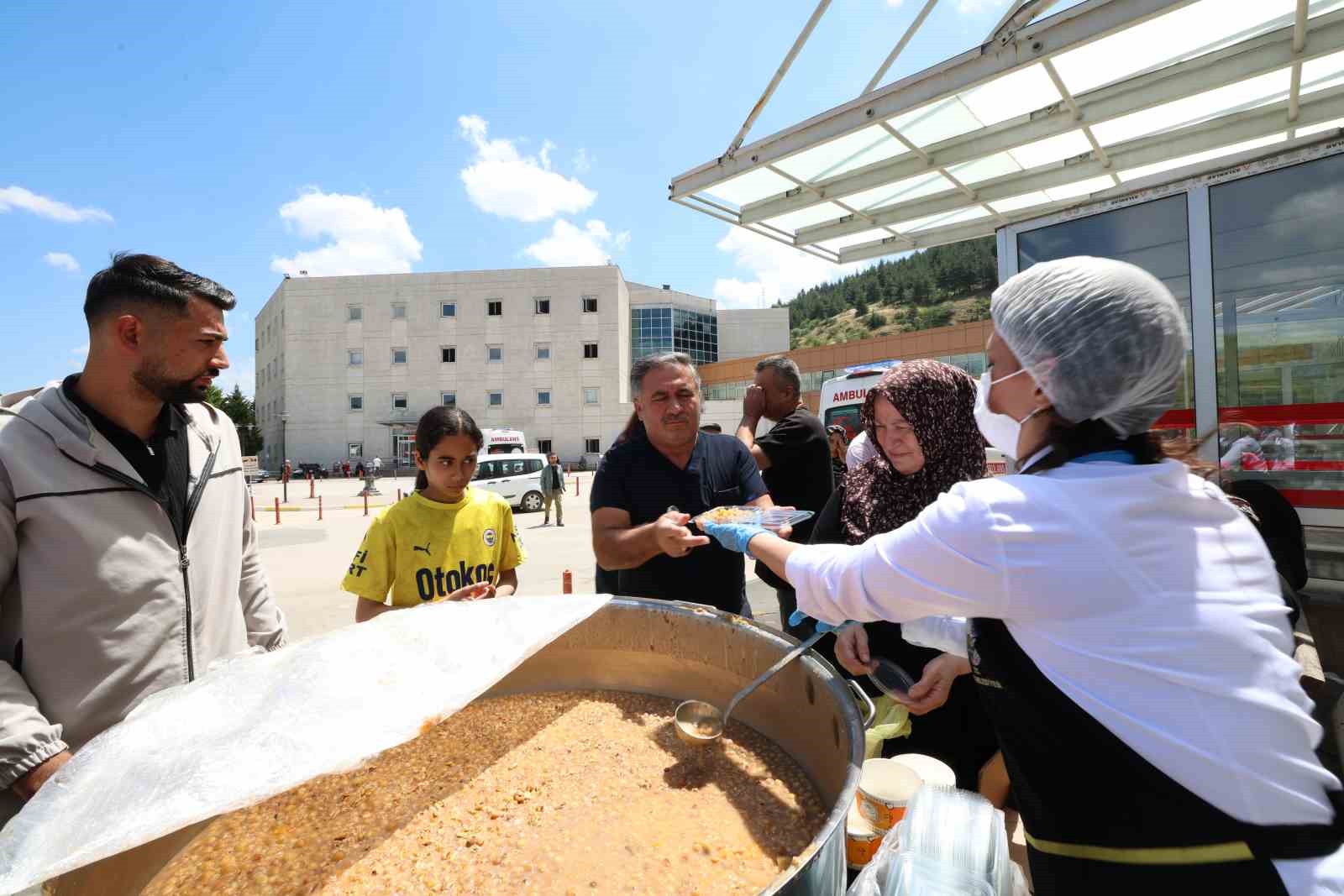 Tokat Belediyesi’nden 12 bin kişiye aşure ikramı