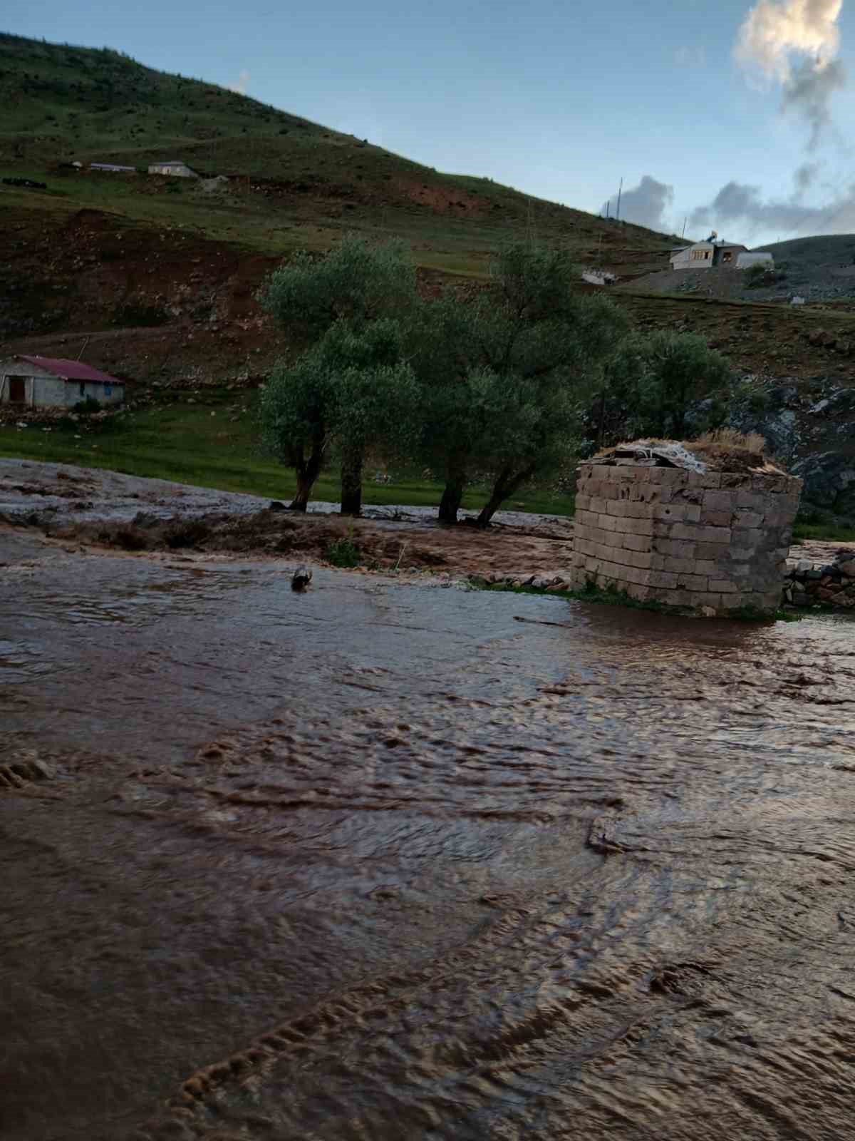 Tekman’da doğal afet: Sel ve kasırga peş peşe geldi