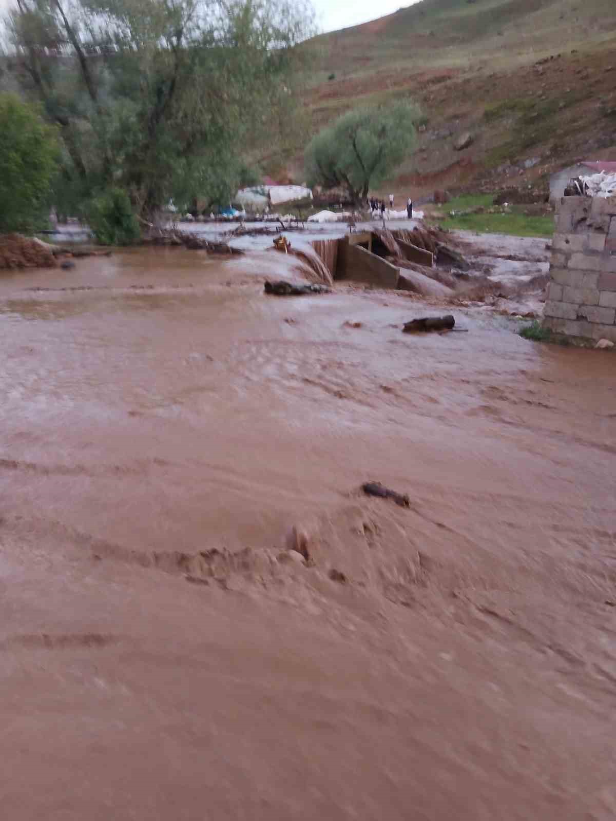Tekman’da doğal afet: Sel ve kasırga peş peşe geldi