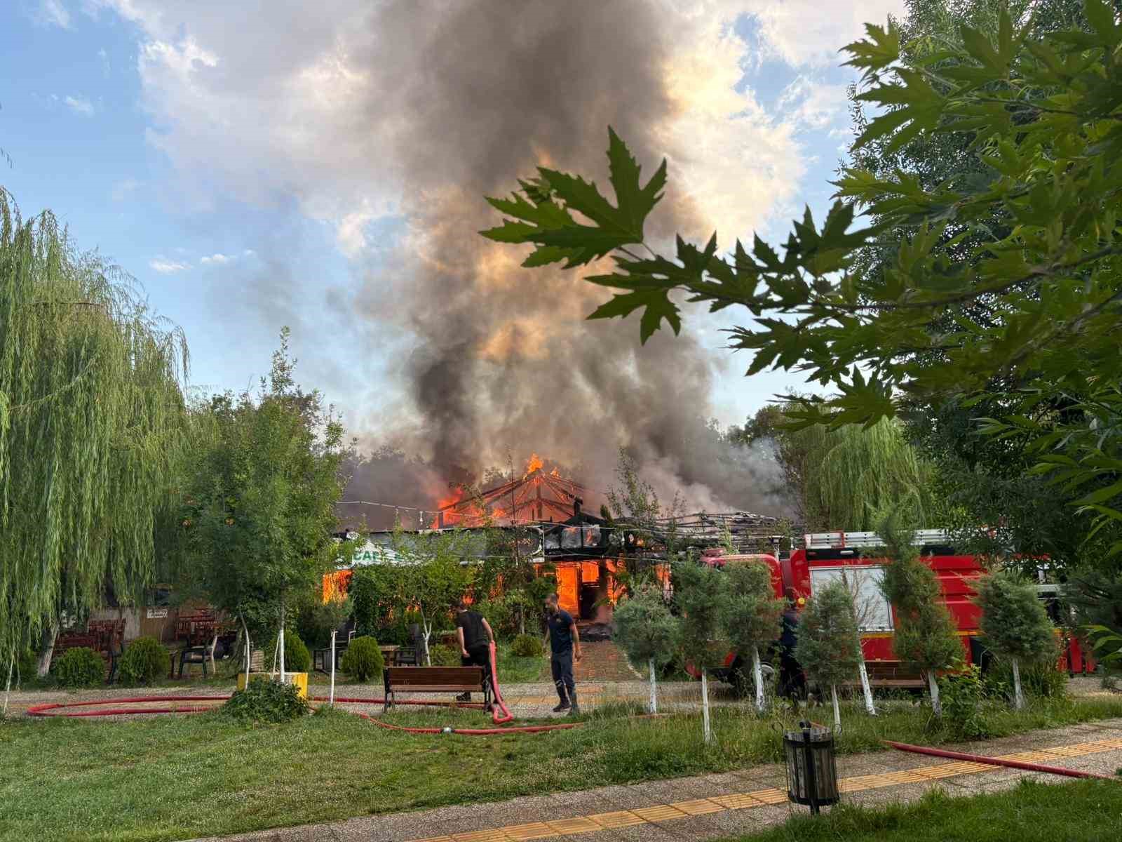 Siirt’te kafede yangın