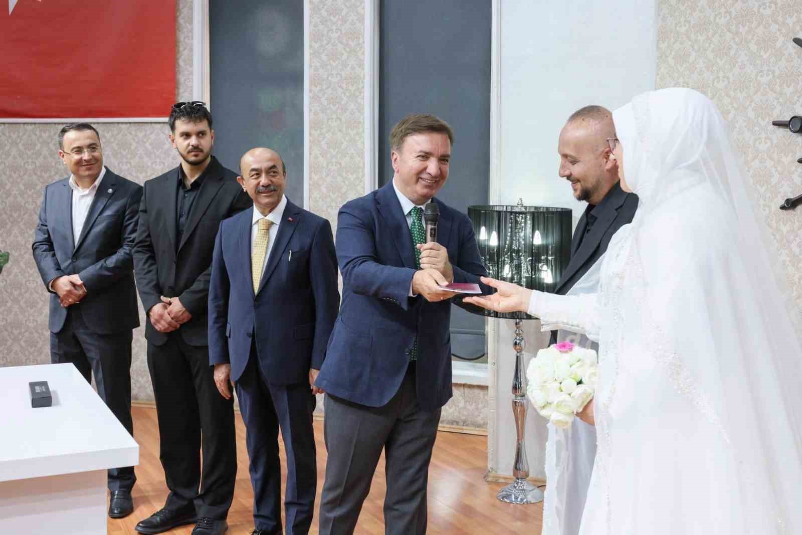 Vali Aydoğdu, genç çiftin nikah şahitliğini yaptı