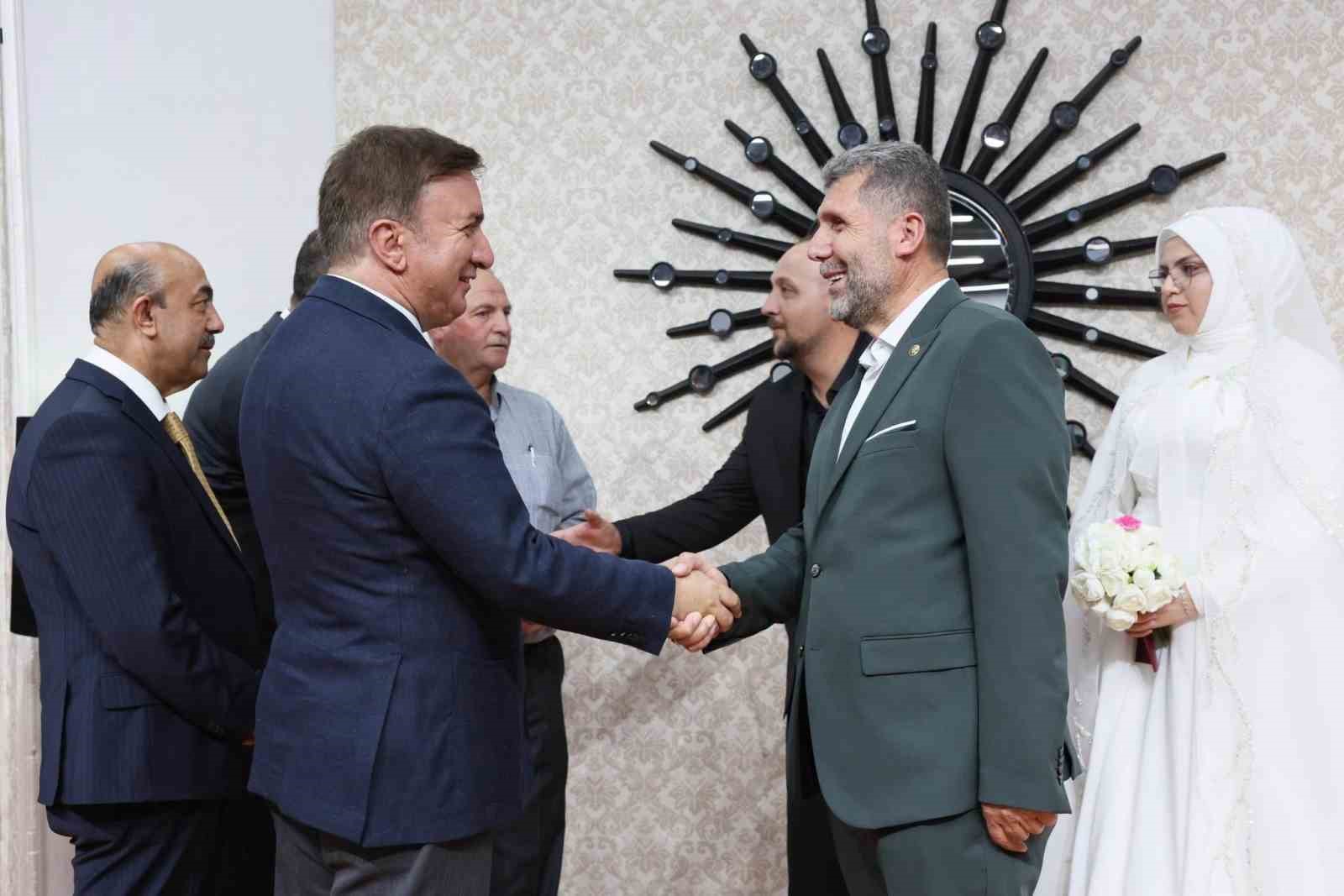 Vali Aydoğdu, genç çiftin nikah şahitliğini yaptı