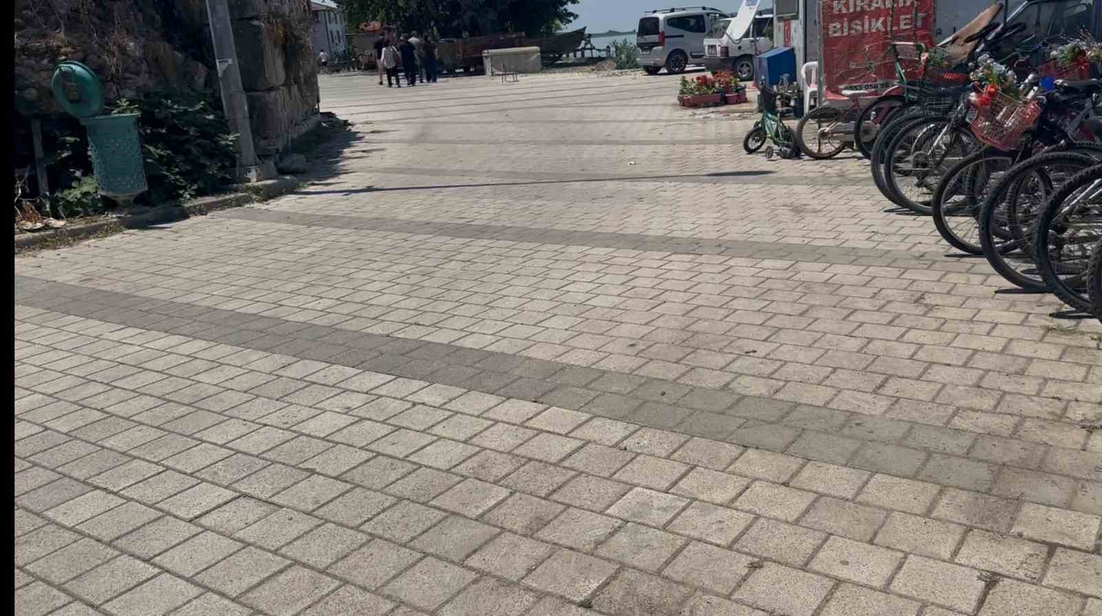 Uluabat Gölü’nün suları çekildi; Gölyazı’da hayat normale döndü
