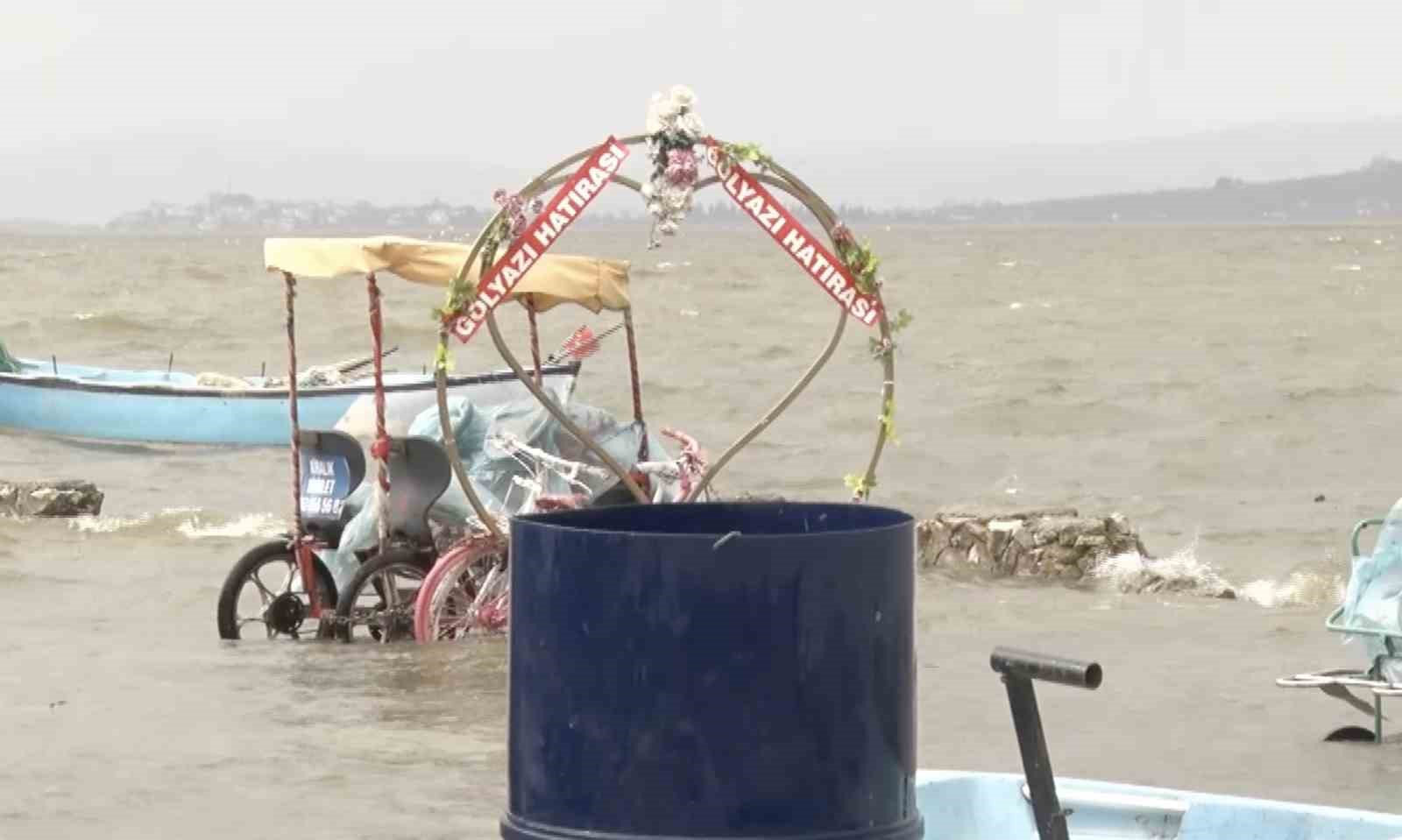 Uluabat Gölü’nün suları çekildi; Gölyazı’da hayat normale döndü