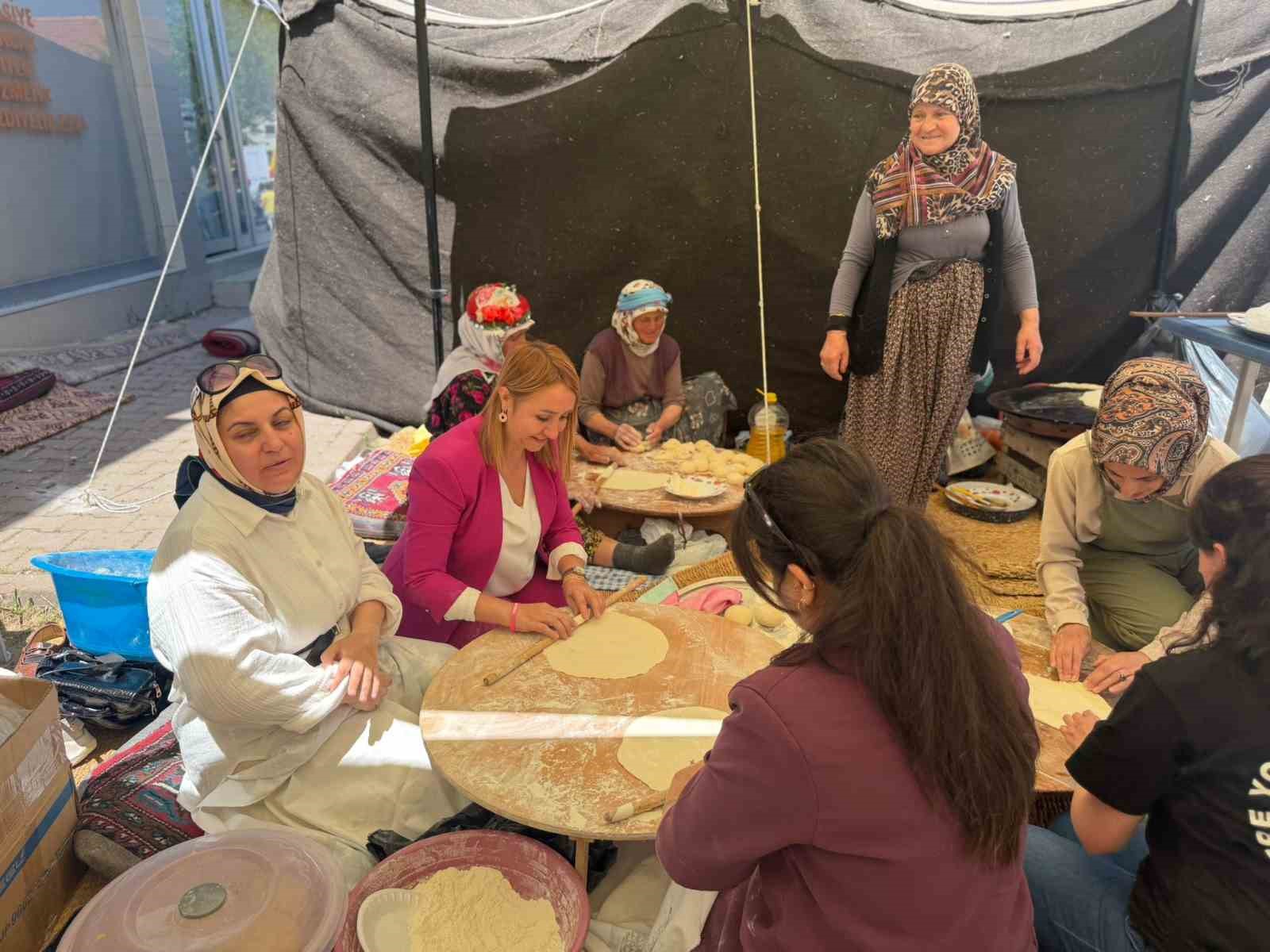 Başkan Tekin kendi elleriyle gözleme açtı