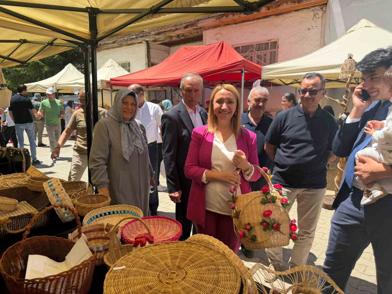 Başkan Tekin kendi elleriyle gözleme açtı