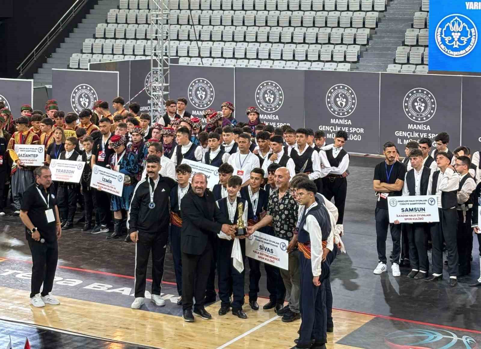 Sivas Halk Oyunları ekibi Türkiye şampiyonu oldu