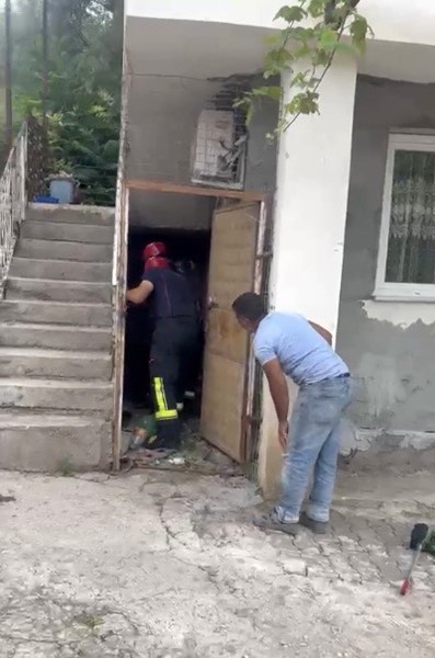 Osmaniye’de evin bahçesinde görülen yılan yakalandı