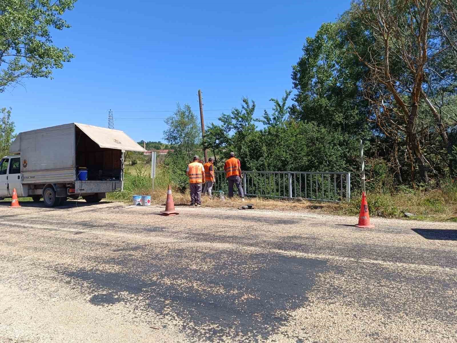 Tehlike saçan köprü korkulukları yenilendi