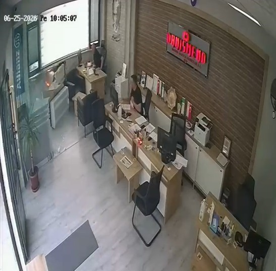 Kontrolden çıkan otomobil duvara çarparak durdu