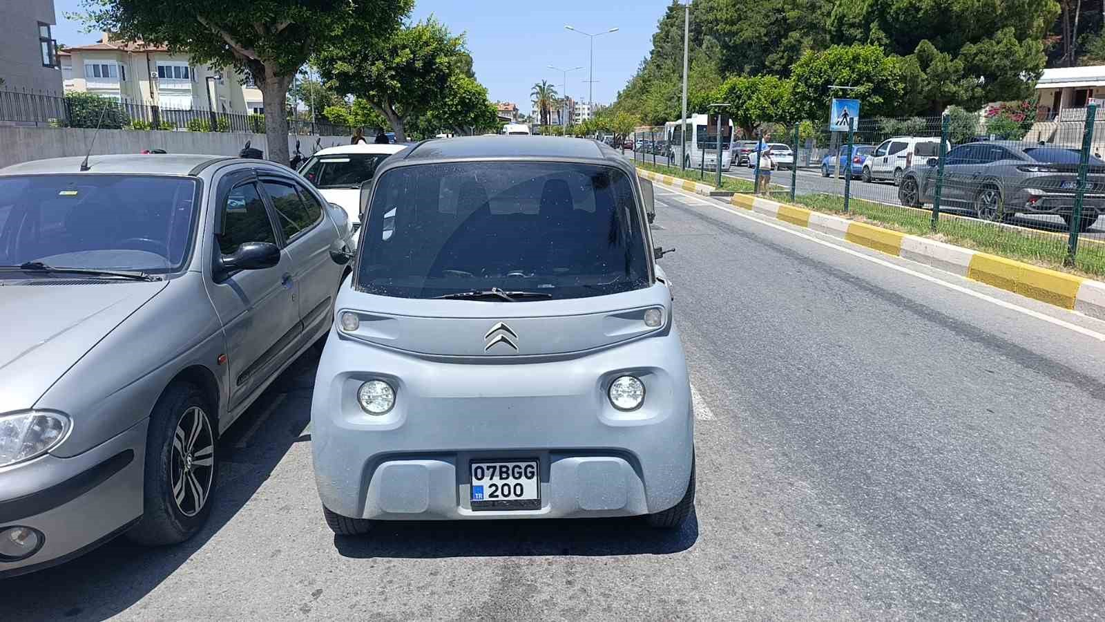 Elektrikli otomobille çarpışan motosikletli yaralandı