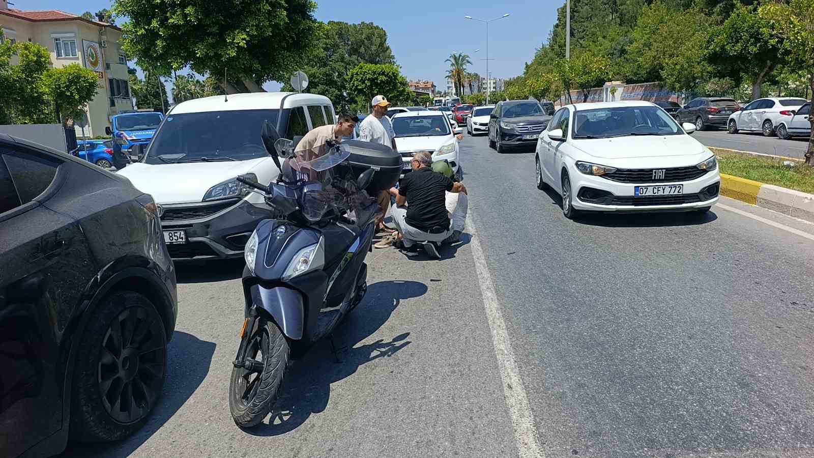 Elektrikli otomobille çarpışan motosikletli yaralandı