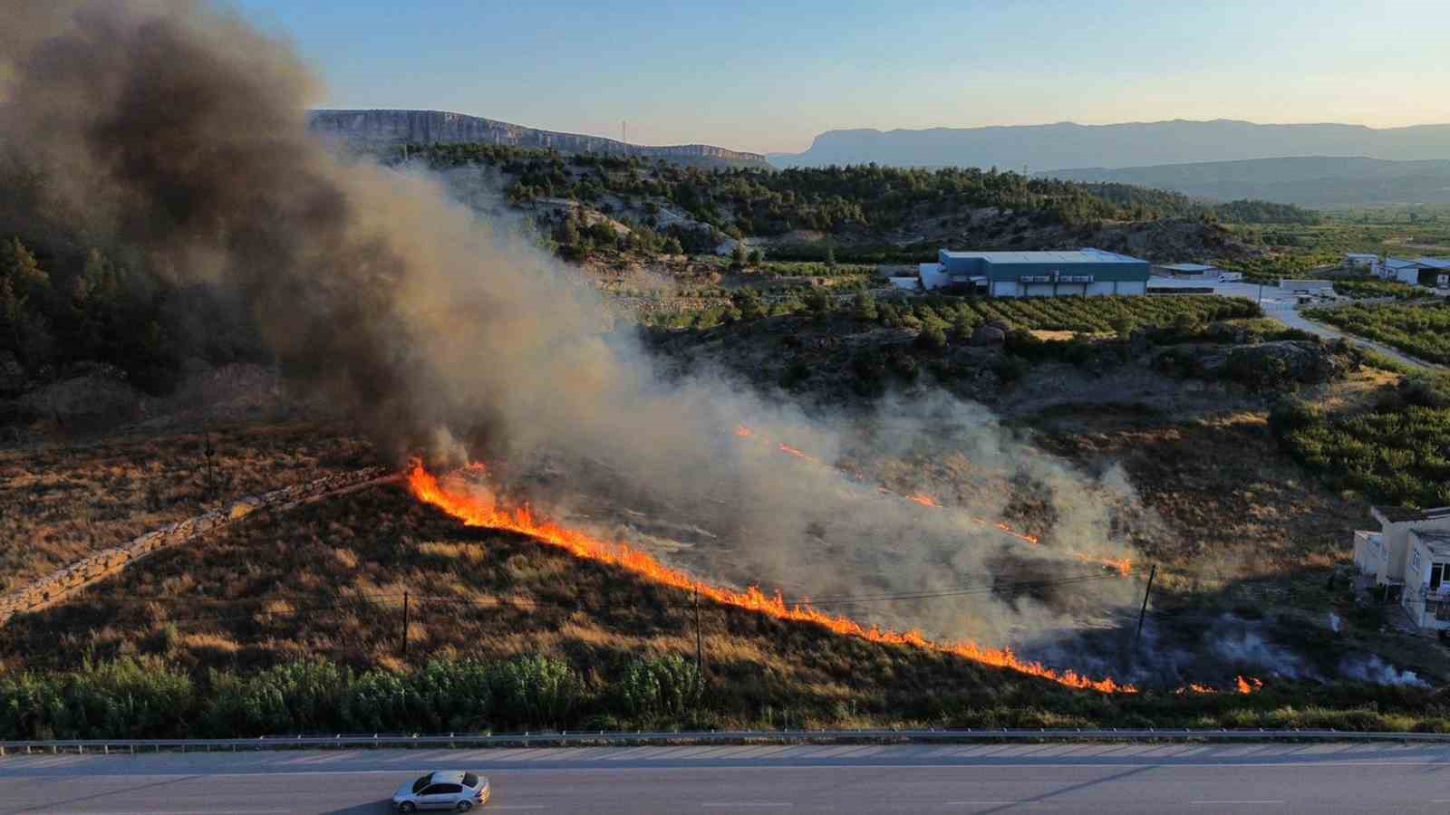 Mersin’de çıkan yangın evlere ve ormana ulaşmadan söndürüldü