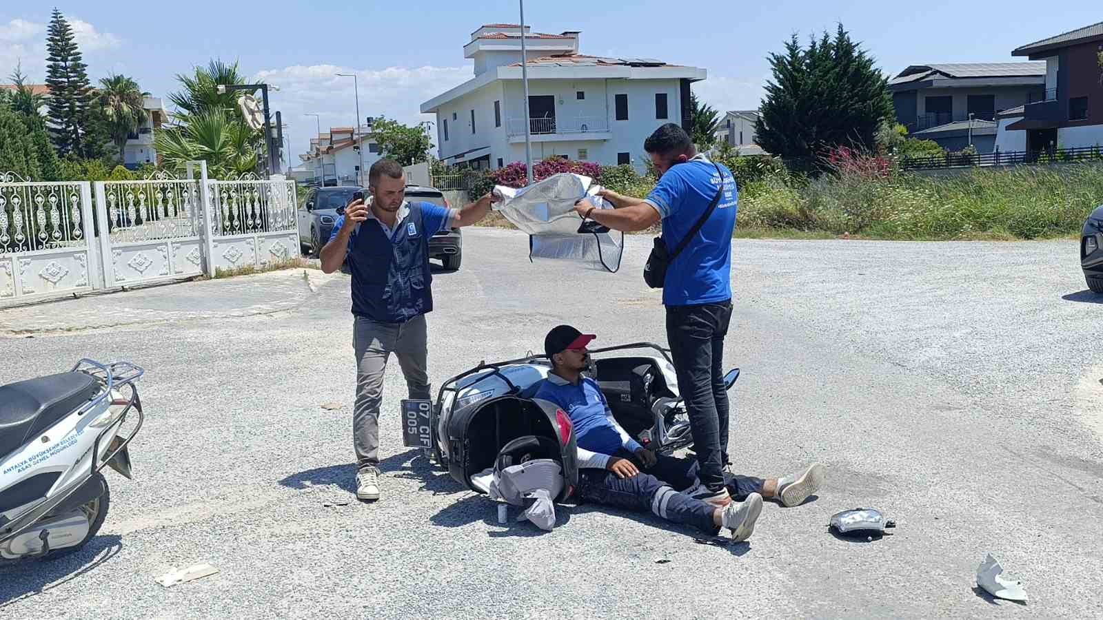 Kaza yapan mesai arkadaşlarını güneşten korumaya çalıştılar