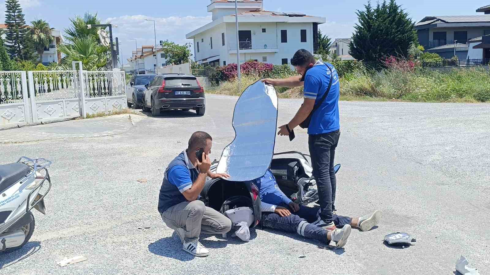 Kaza yapan mesai arkadaşlarını güneşten korumaya çalıştılar