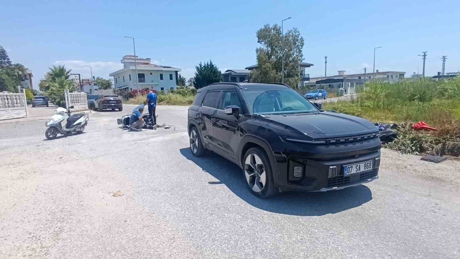 Kaza yapan mesai arkadaşlarını güneşten korumaya çalıştılar