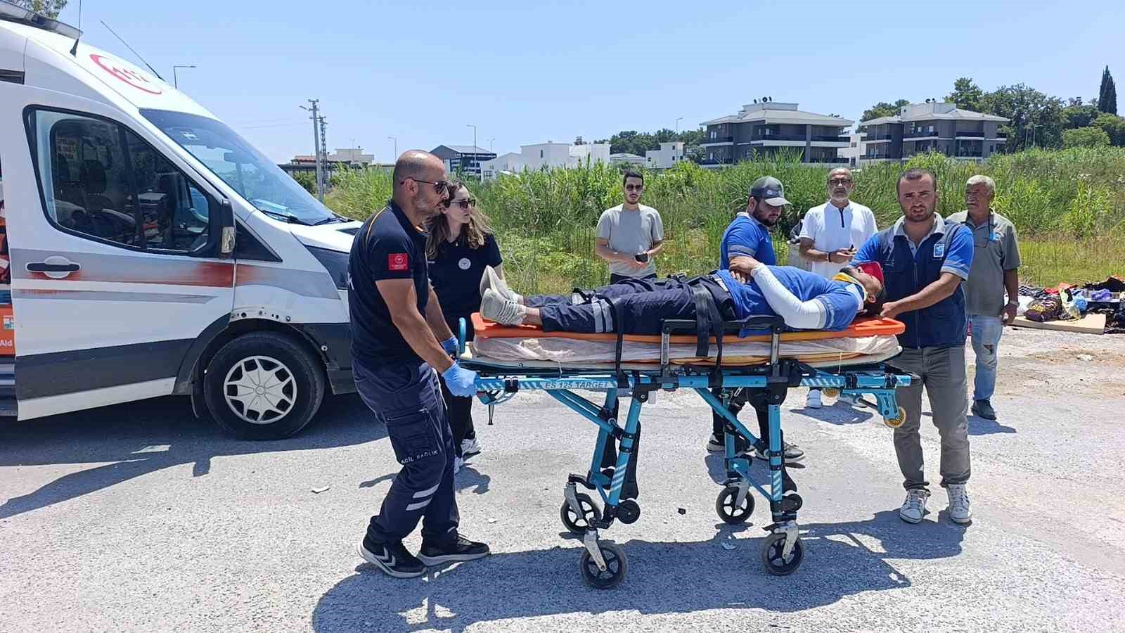 Kaza yapan mesai arkadaşlarını güneşten korumaya çalıştılar
