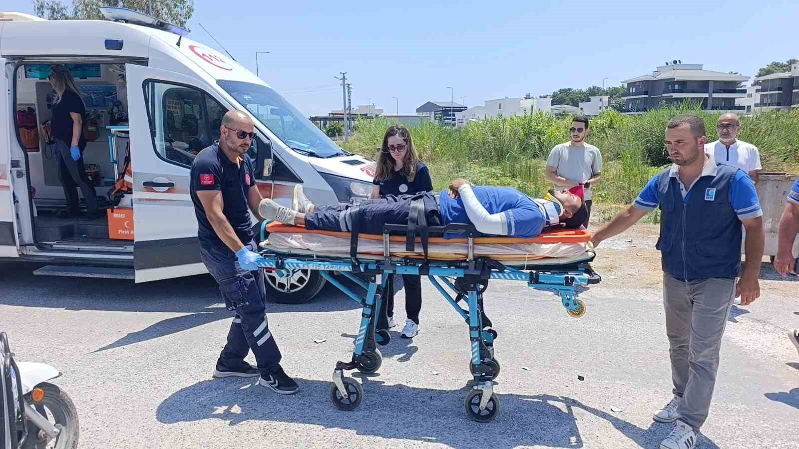 Kaza yapan mesai arkadaşlarını güneşten korumaya çalıştılar