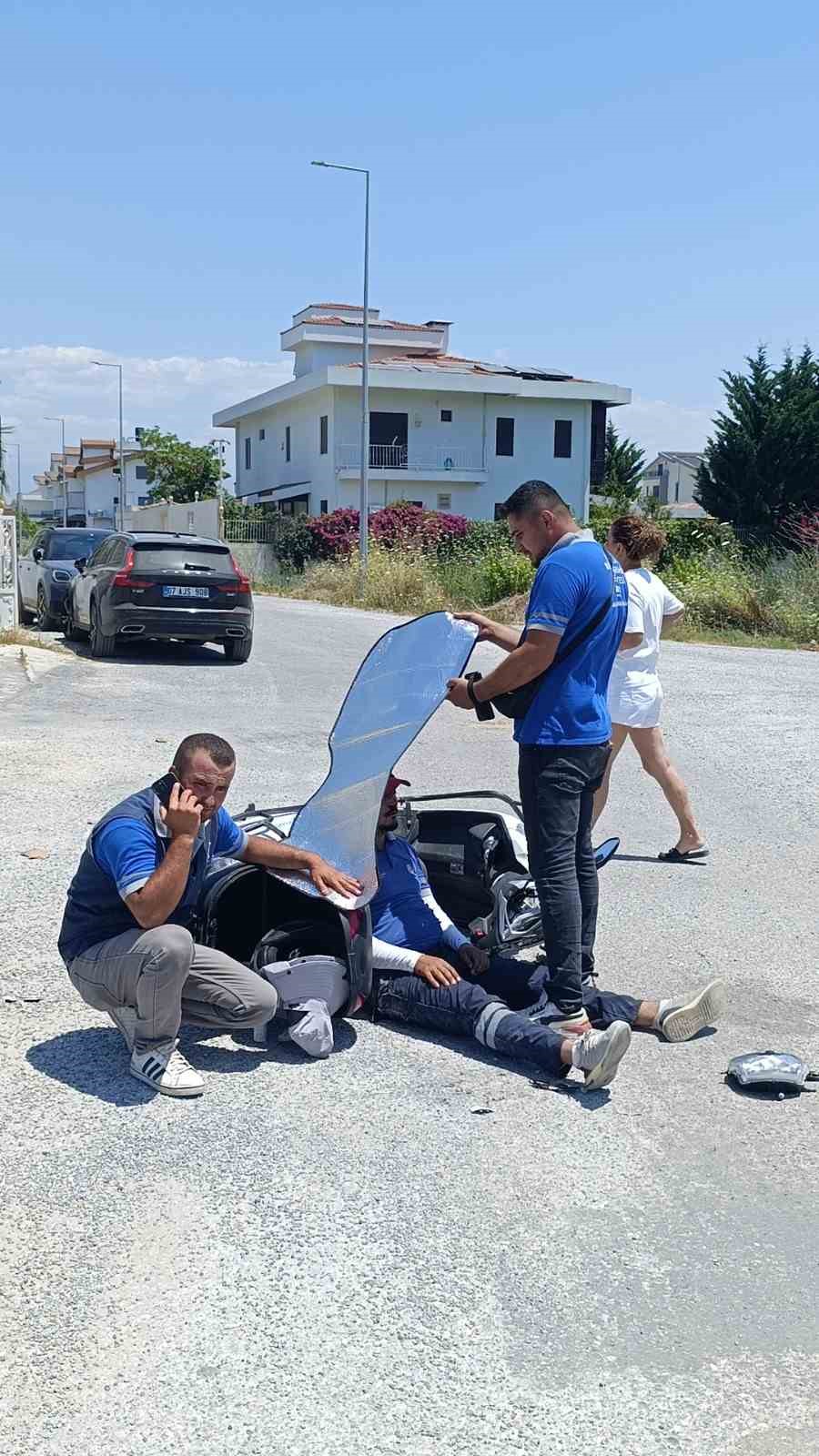 Kaza yapan mesai arkadaşlarını güneşten korumaya çalıştılar