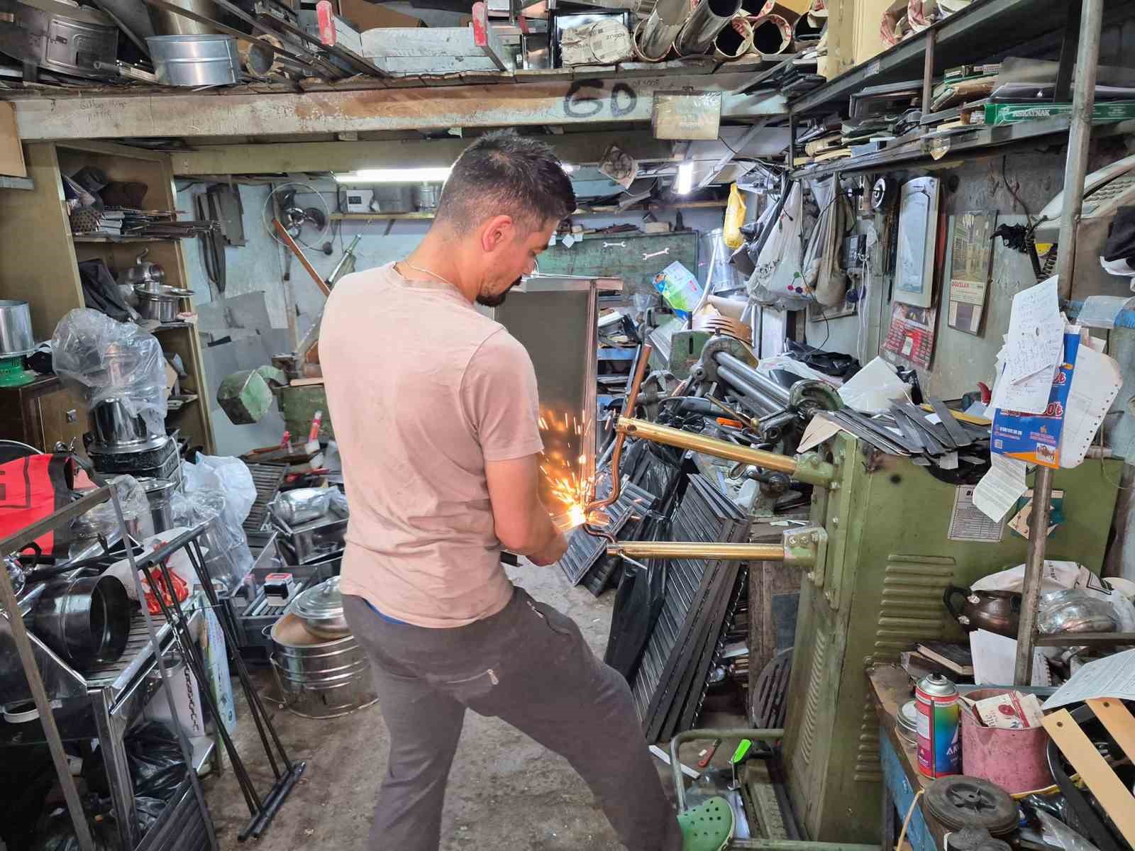 30 yıldır soba, mangal ve barbekü üretimi yapıyor
