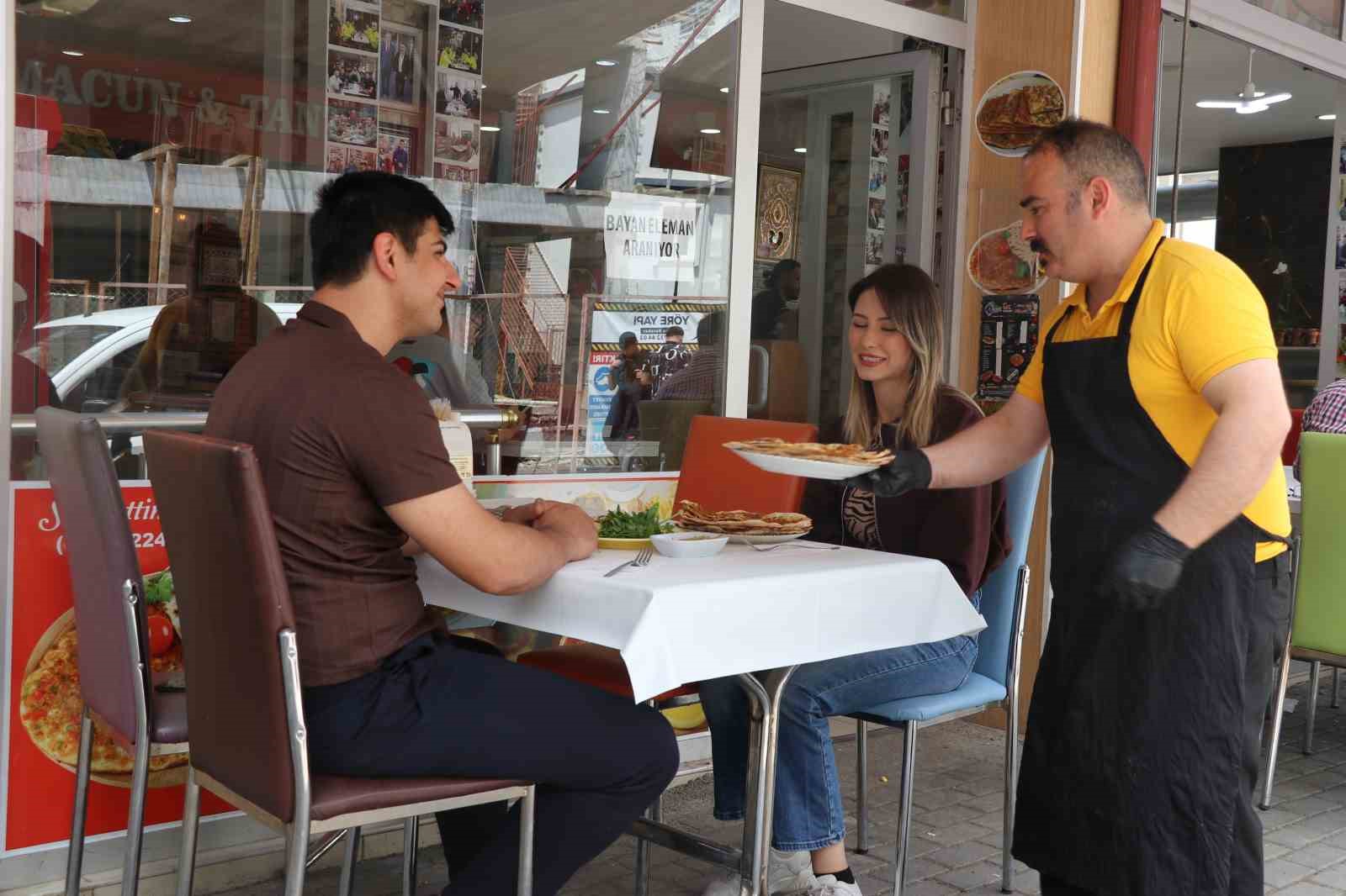 Ucuza lahmacun sattığı için şikayet edilen esnaf: "Yüzde 15 karla satıyorum"