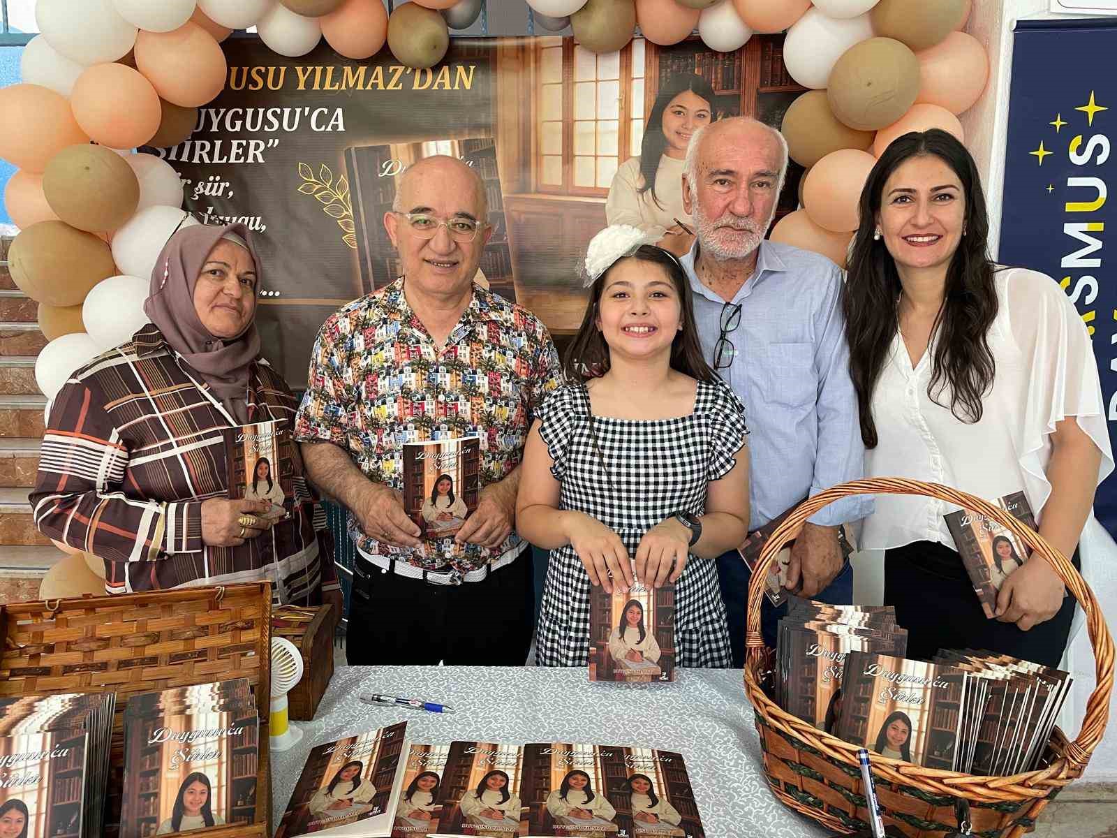 Sanatçı annenin kızı, 10 yaşında şiir kitabı çıkardı