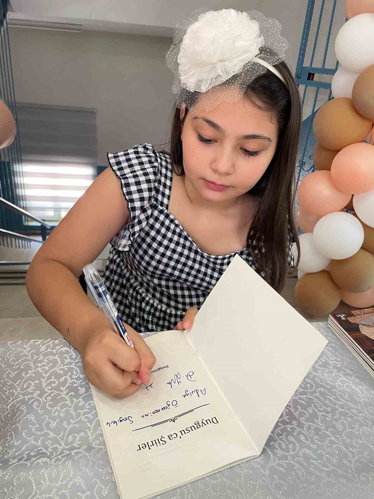 Sanatçı annenin kızı, 10 yaşında şiir kitabı çıkardı