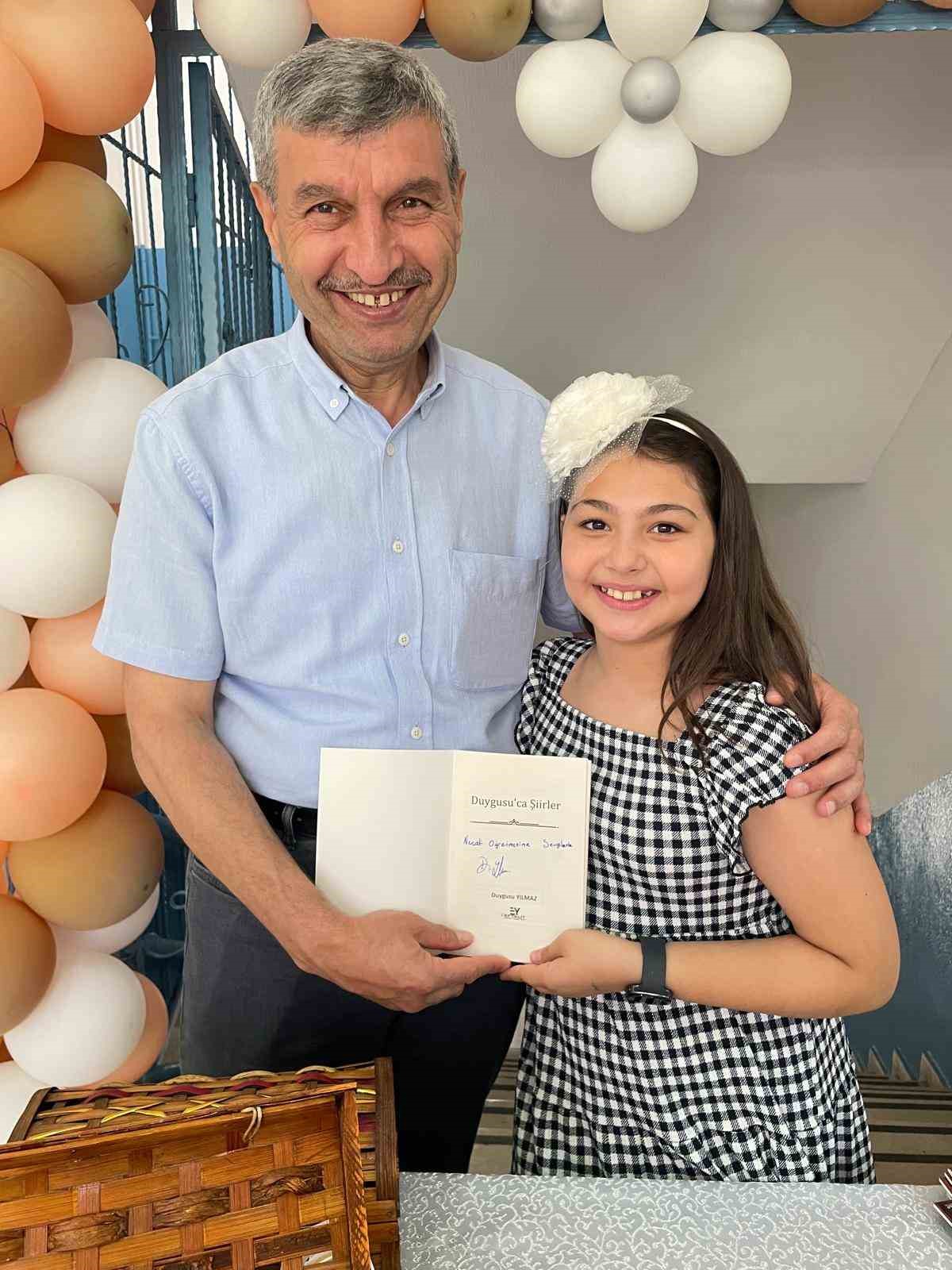 Sanatçı annenin kızı, 10 yaşında şiir kitabı çıkardı