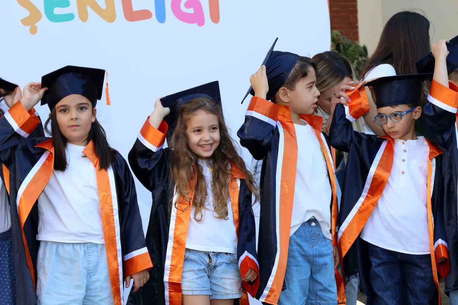 Beyaz Köşk’ün minikleri kep attı