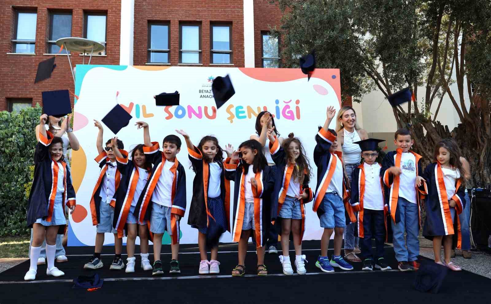 Beyaz Köşk’ün minikleri kep attı