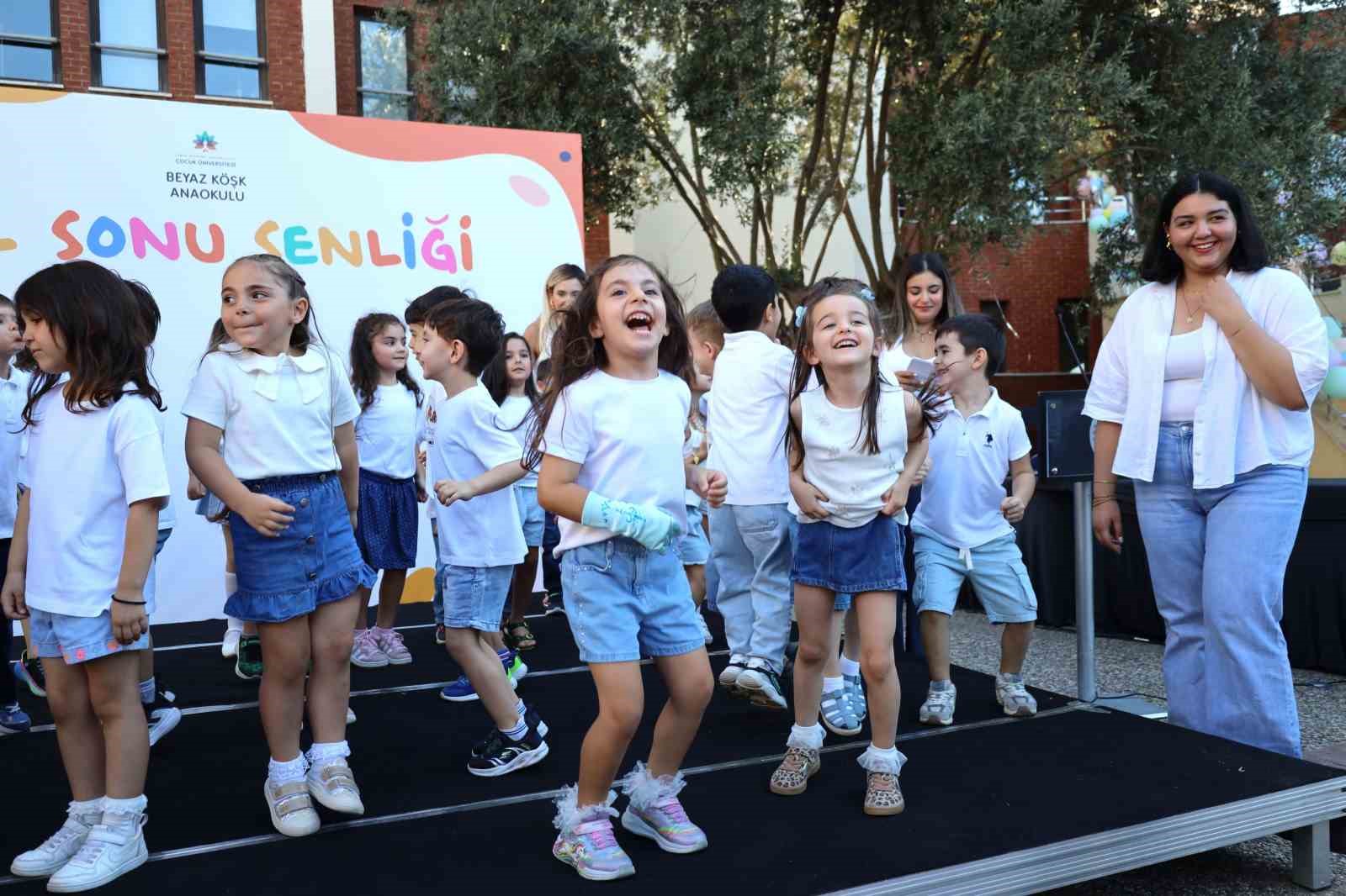 Beyaz Köşk’ün minikleri kep attı