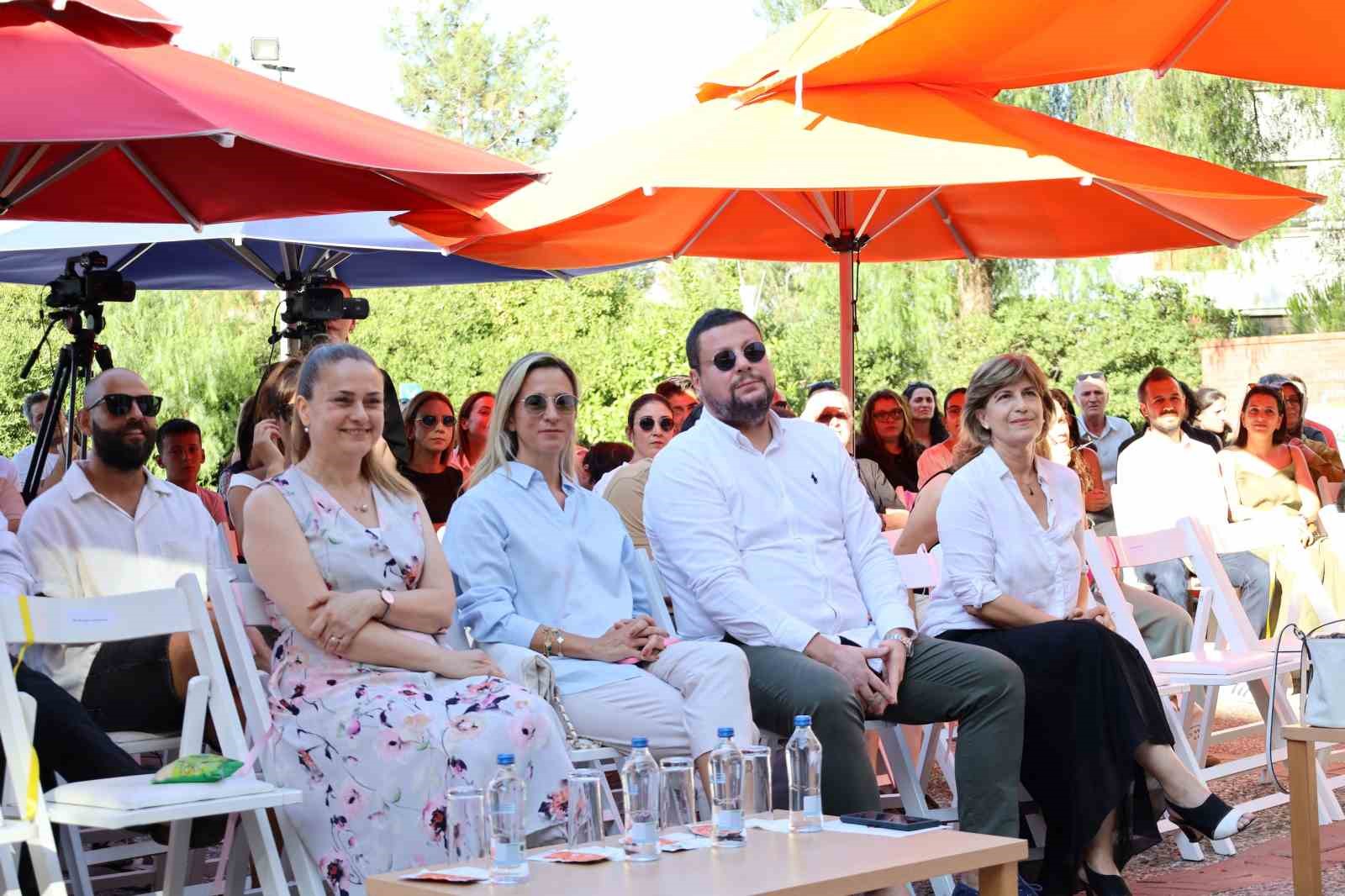 Beyaz Köşk’ün minikleri kep attı