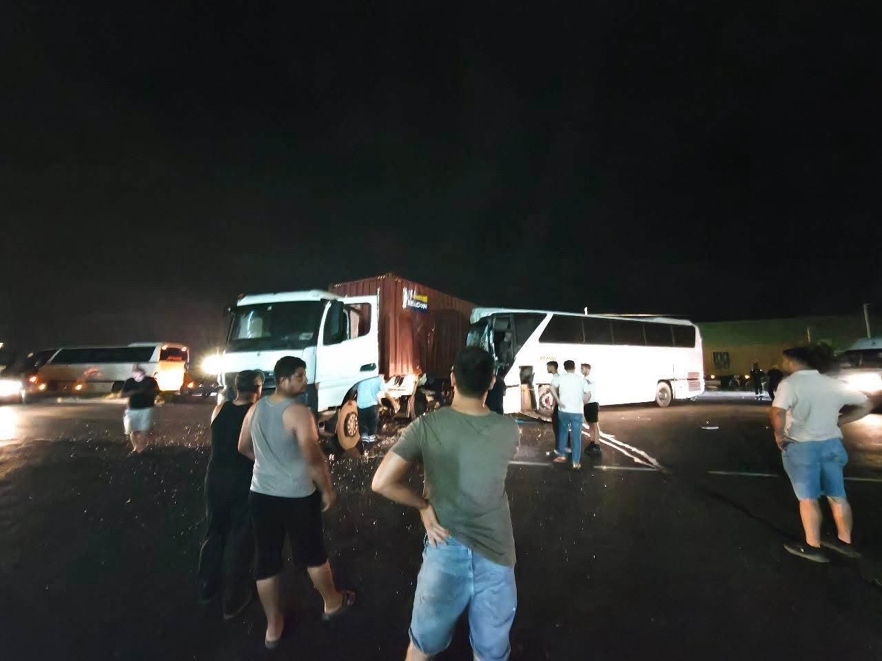 Tır ile işçi servisi çarpıştı: 12 yaralı