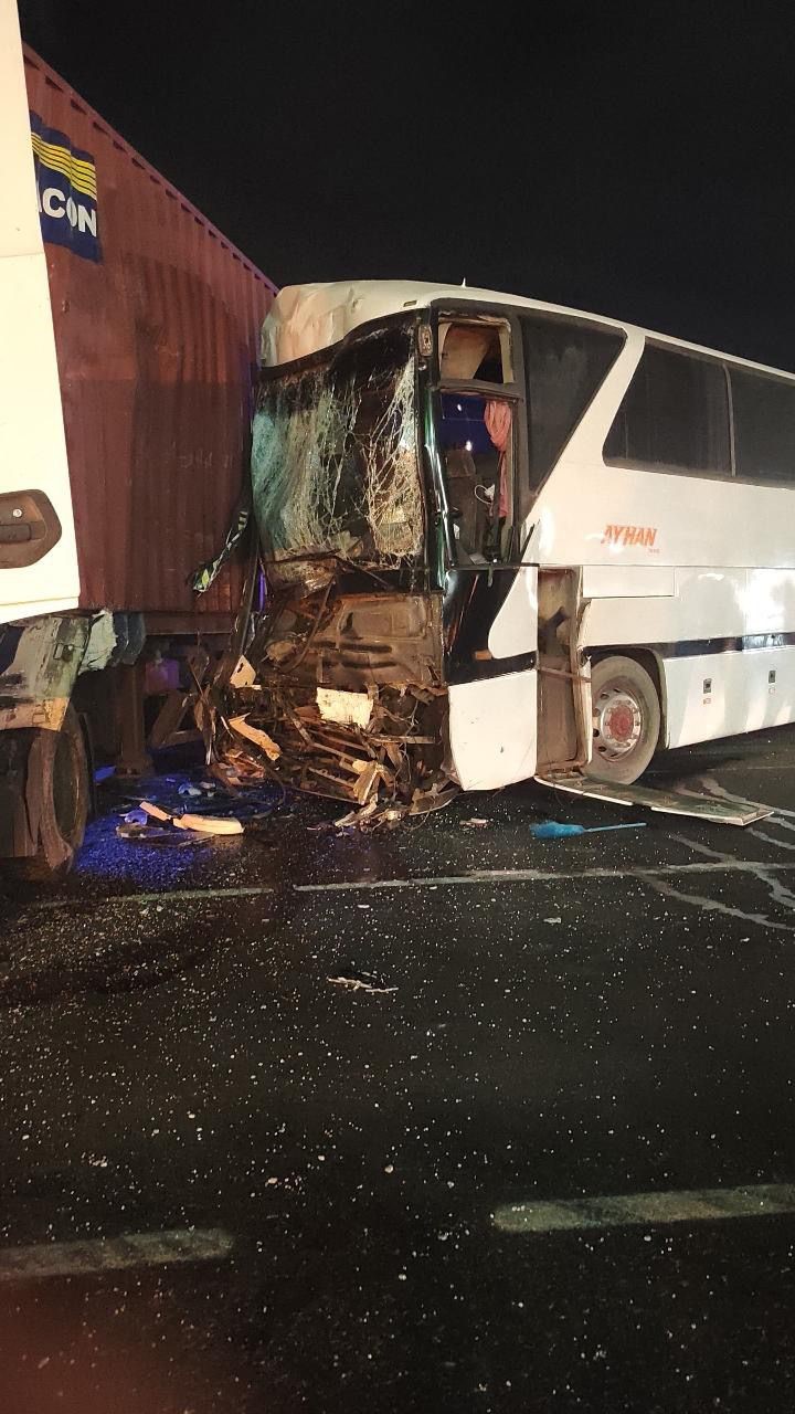 Tır ile işçi servisi çarpıştı: 12 yaralı