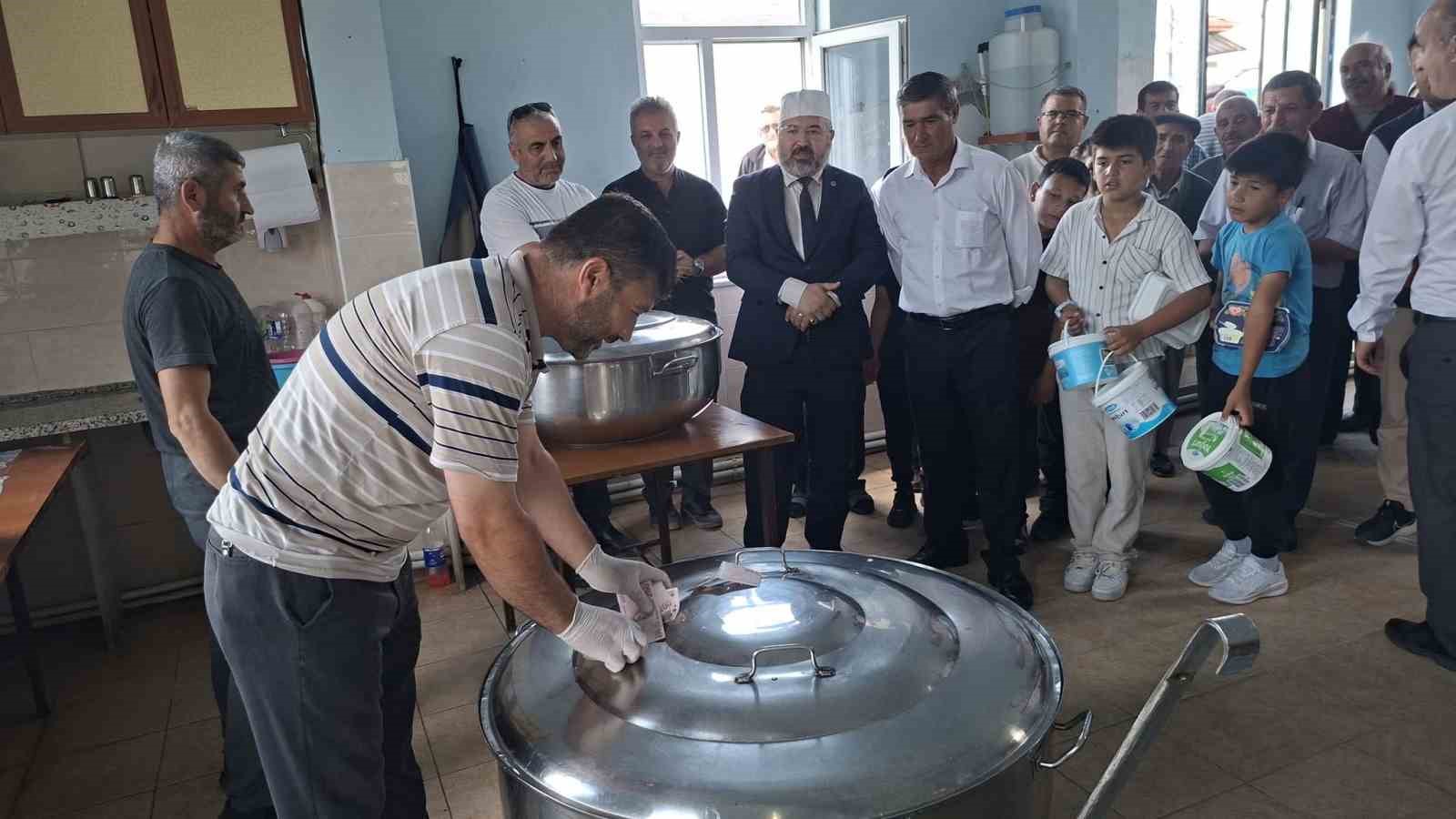Hisarcık Kutluhallar köyünde aşure geleneği sürdürülüyor