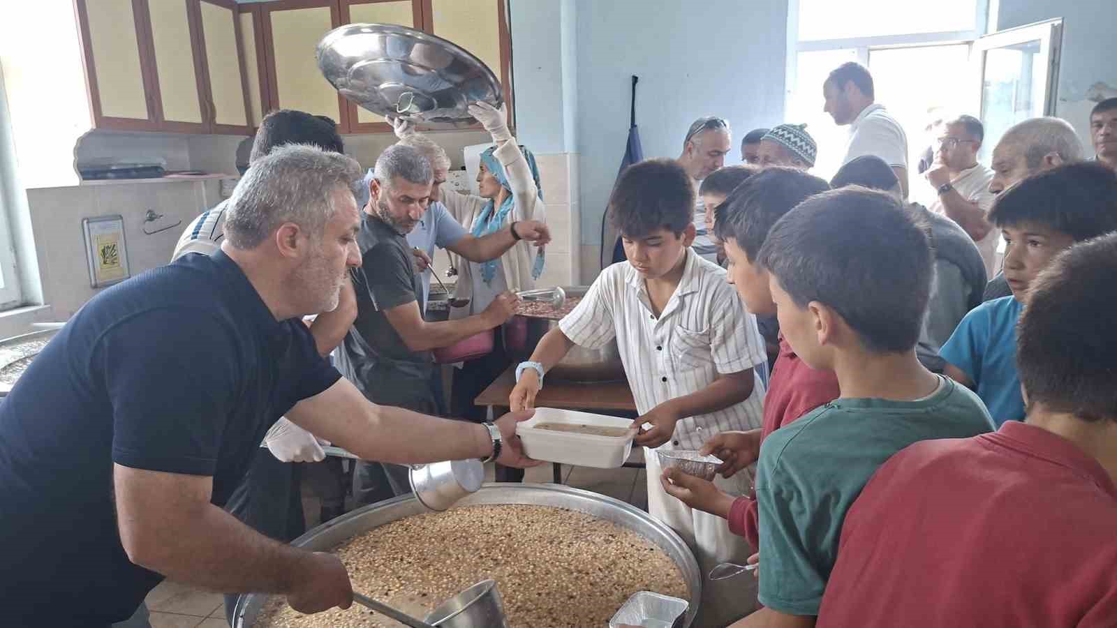 Hisarcık Kutluhallar köyünde aşure geleneği sürdürülüyor