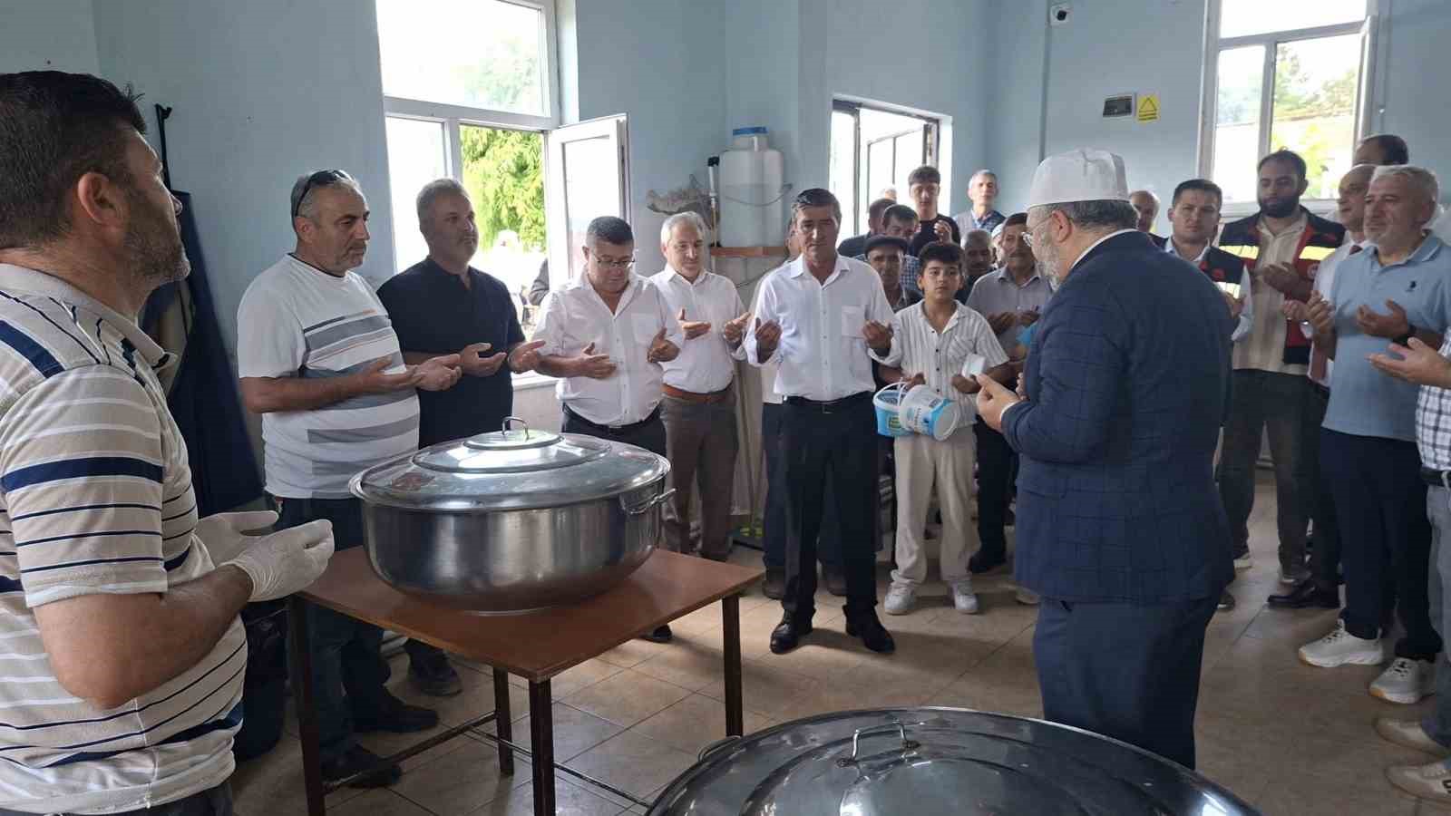 Hisarcık Kutluhallar köyünde aşure geleneği sürdürülüyor