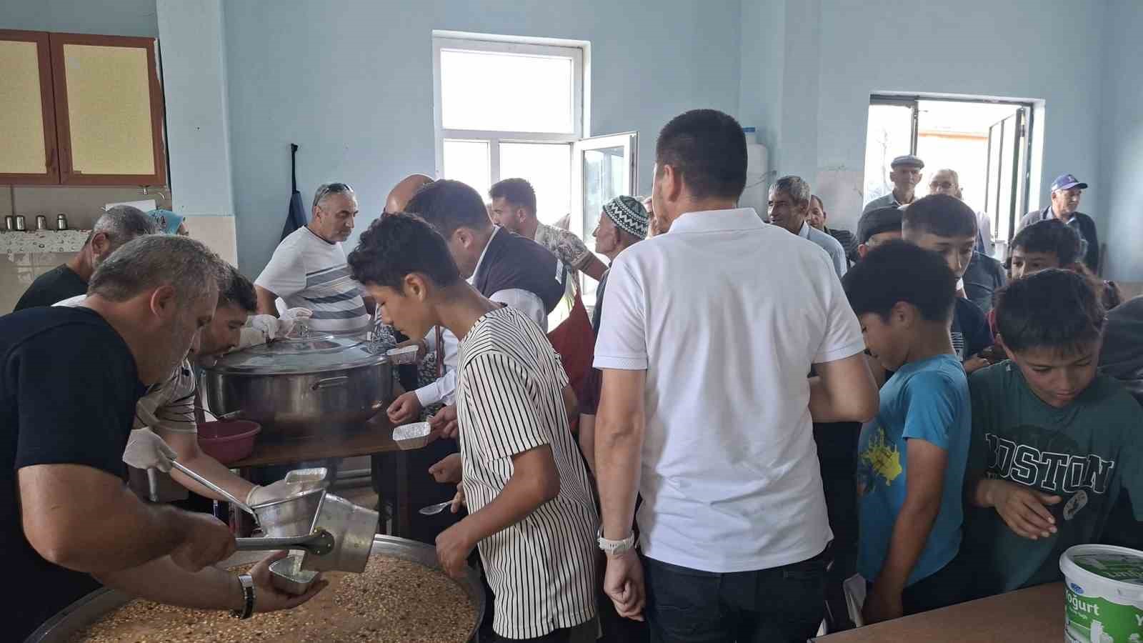 Hisarcık Kutluhallar köyünde aşure geleneği sürdürülüyor