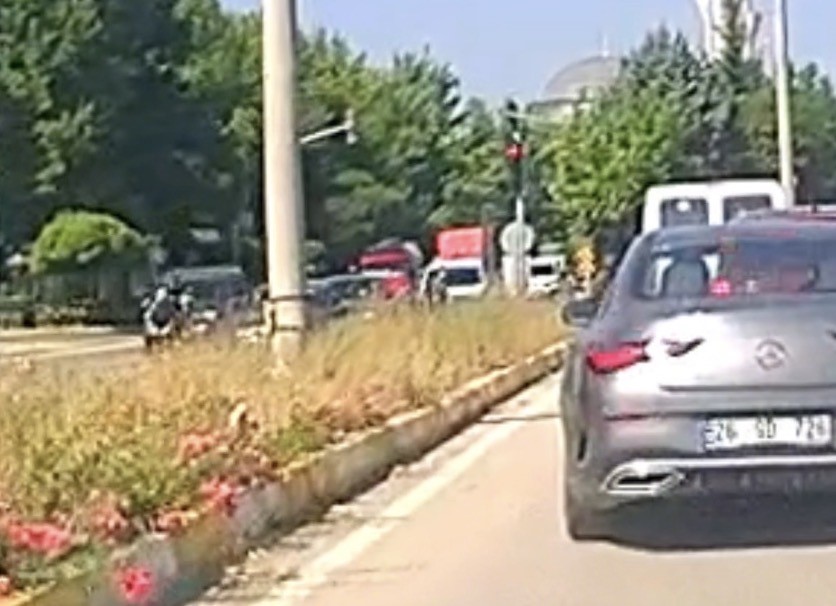Yaşlı kadına yol vermek isteyen araca başka bir otomobil arkadan böyle çarptı