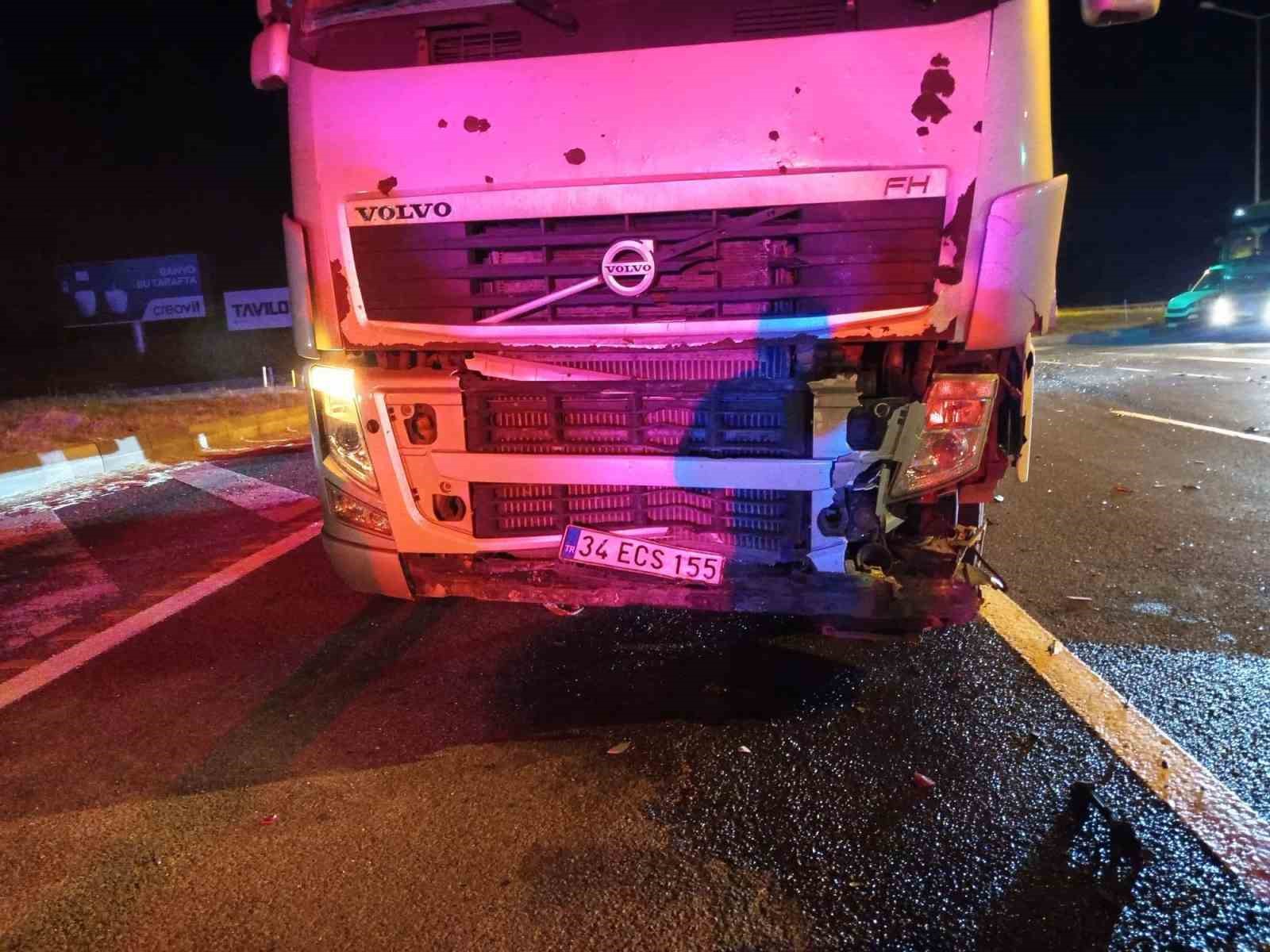 Bolu’da tırın çarptığı otomobil kağıt gibi ezildi: 3 yaralı