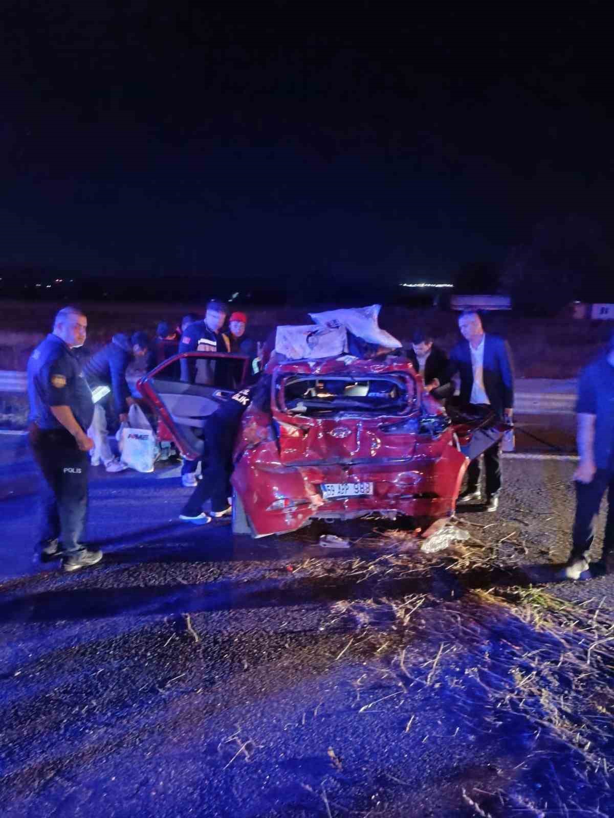 Bolu’da tırın çarptığı otomobil kağıt gibi ezildi: 3 yaralı