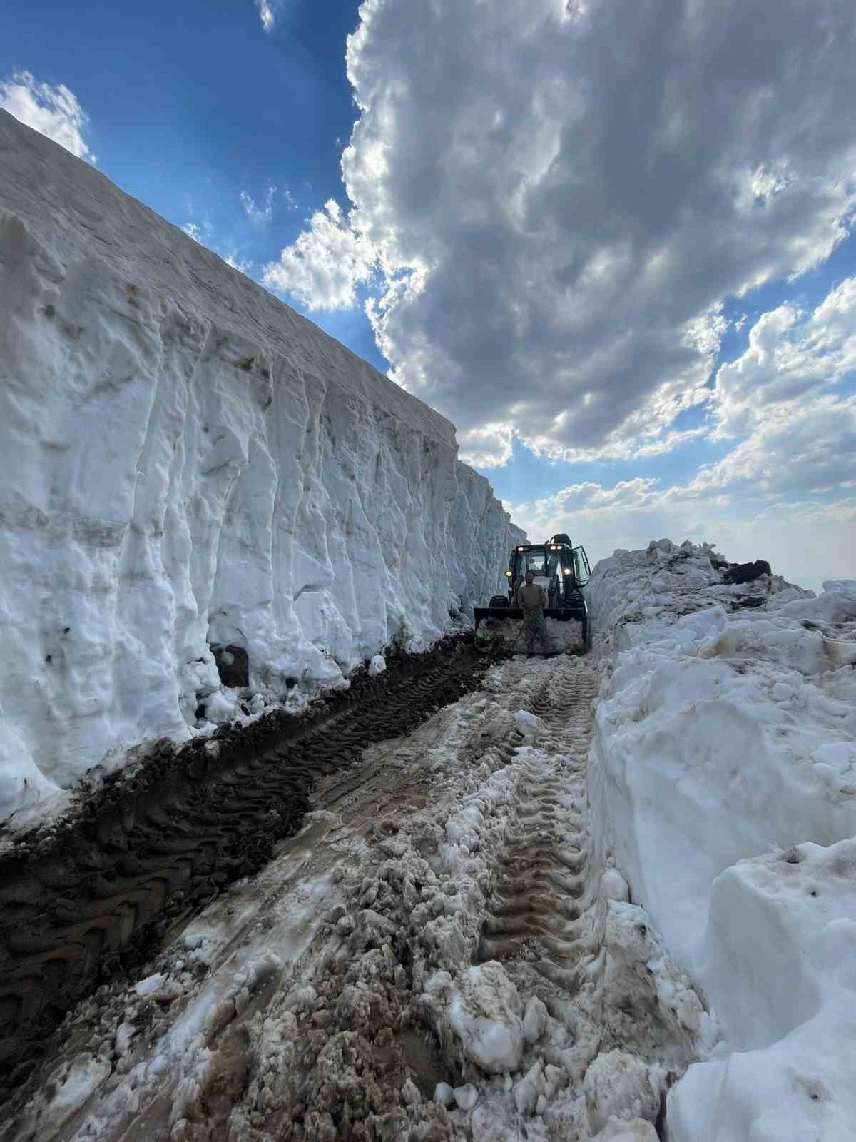 Karlı yollar göçerler için açılıyor
