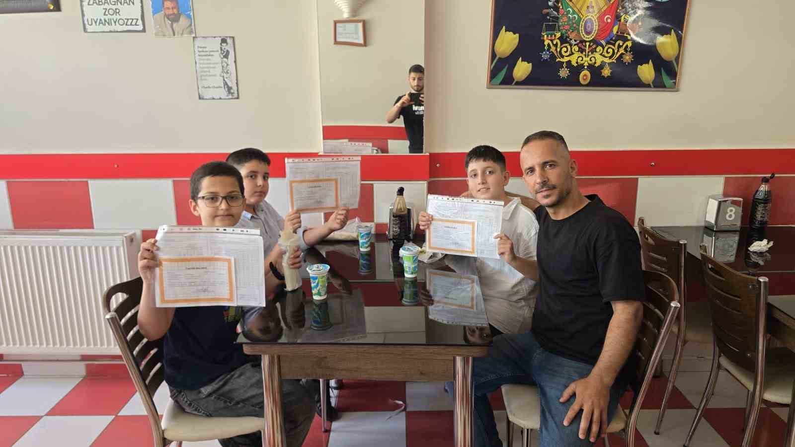 Çermik’te takdirini alan öğrenciler dürümcüye koştu