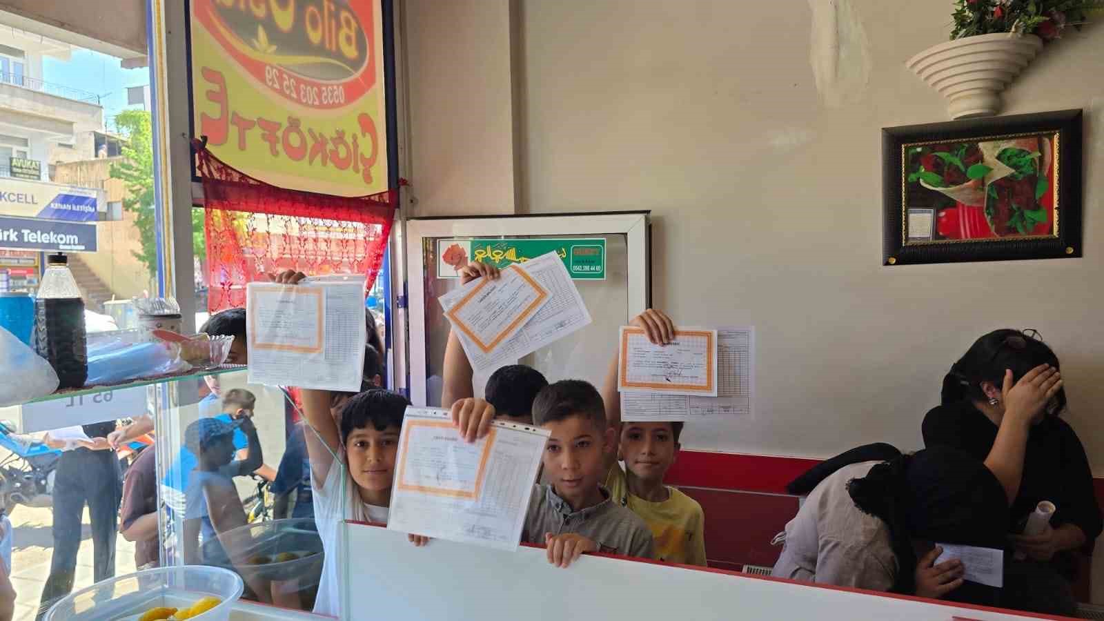 Çermik’te takdirini alan öğrenciler dürümcüye koştu