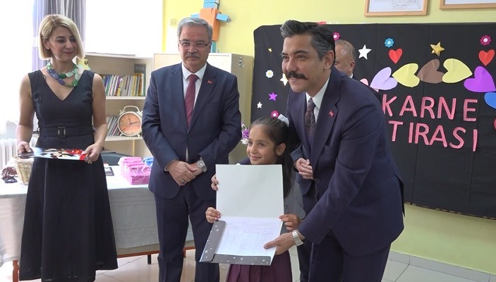 Gaziantep’te 680 bini aşkın öğrenci karne heyecanı yaşadı