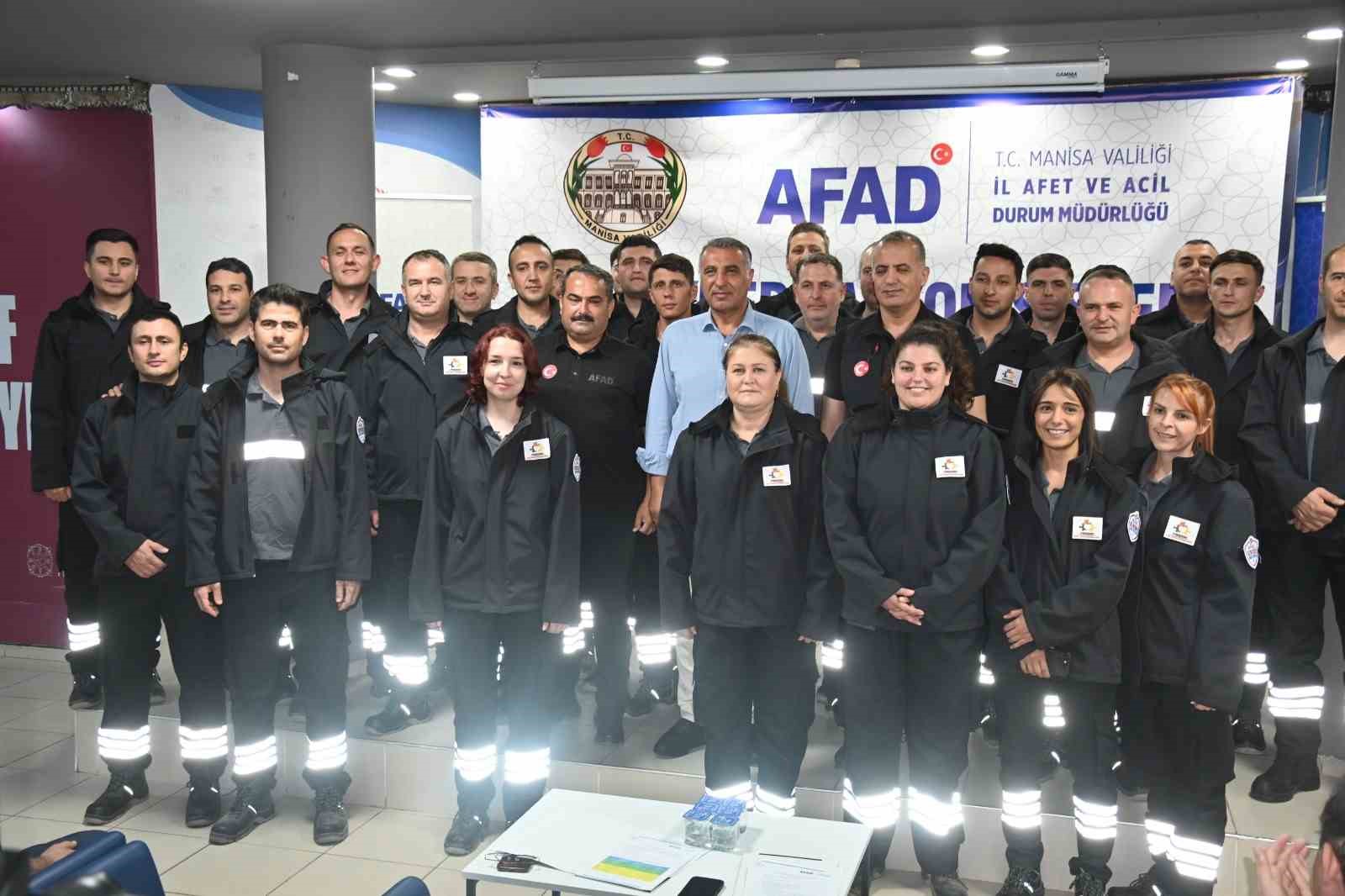 Manisa’da afet kahramanlarına akreditasyon arması takıldı